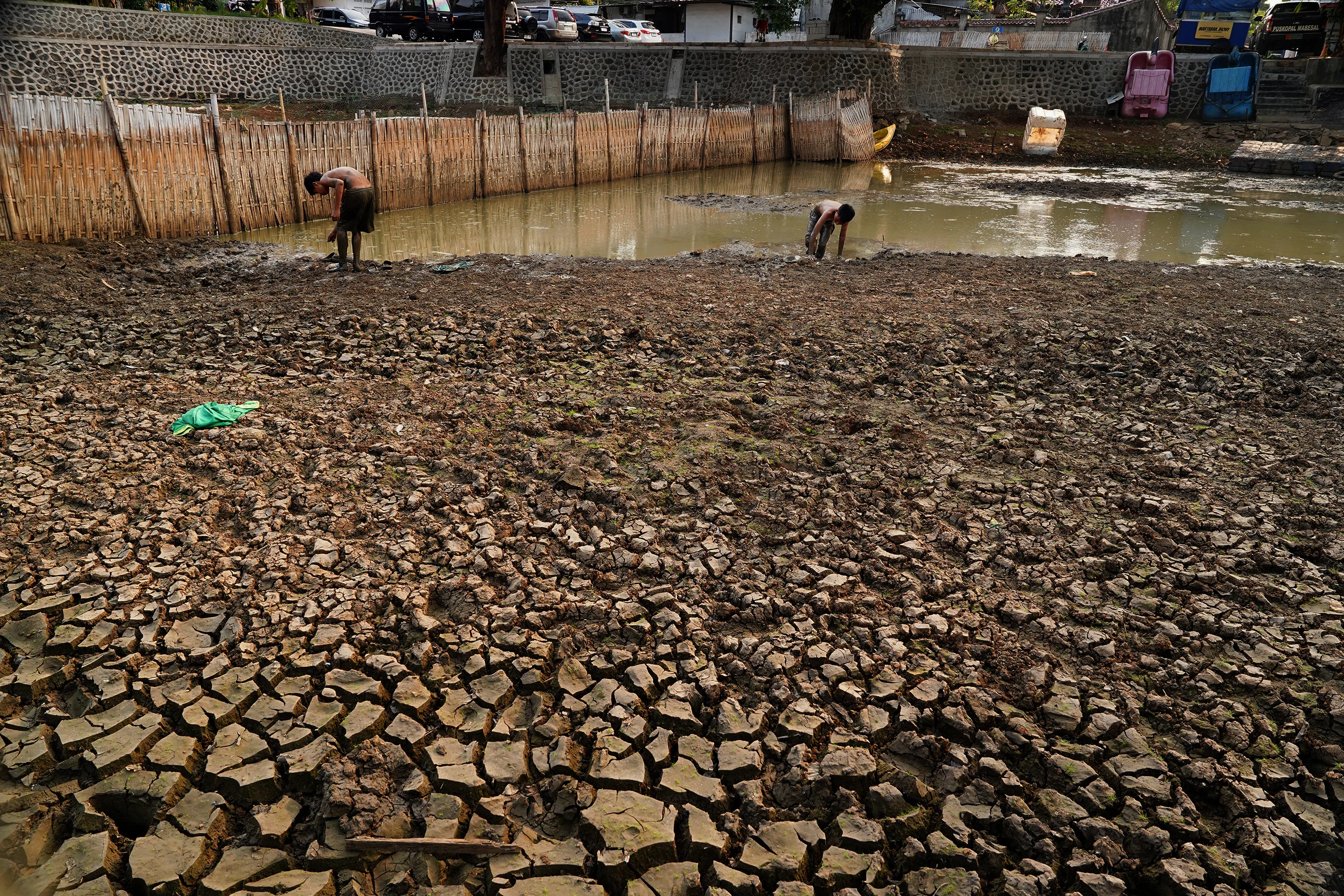 Foto 7: Danau Cinere Mengering di Tengah Kemarau Panjang