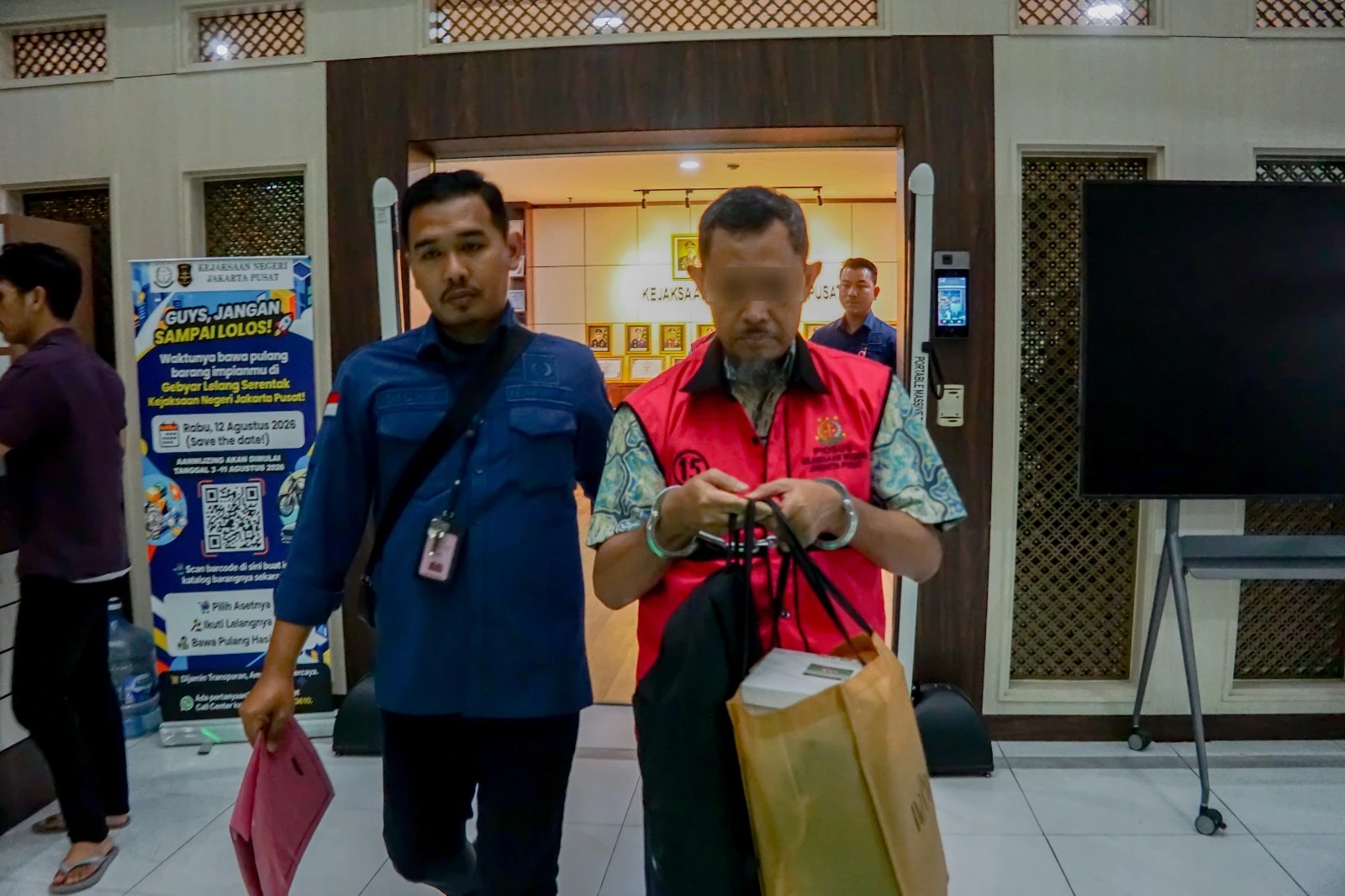 Kejagung Serahkan Enam Tersangka Kasus Korupsi Petral ke Kejari Jakarta Pusat