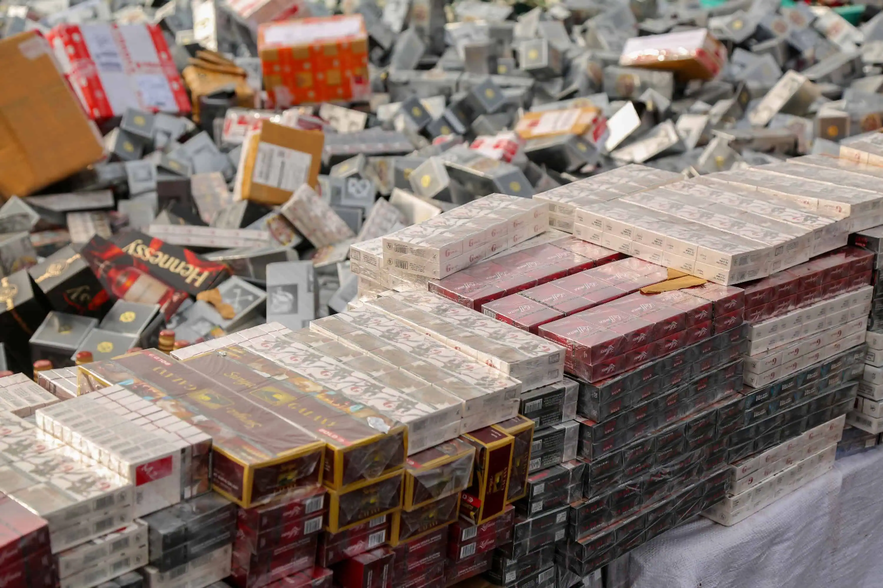 Bea Cukai Bongkar Gudang Rokok Ilegal Rp400 Miliar di Pekanbaru