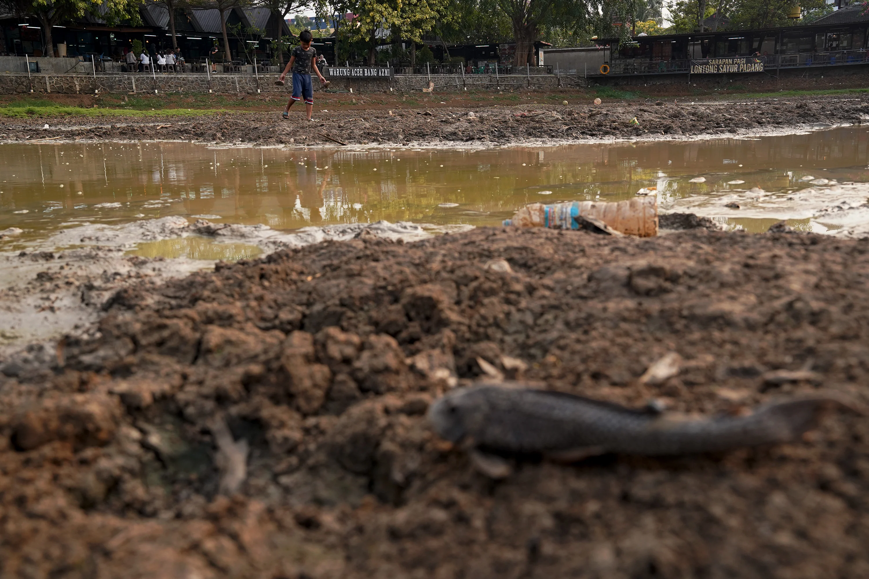 Foto 8: Danau Cinere Mengering di Tengah Kemarau Panjang