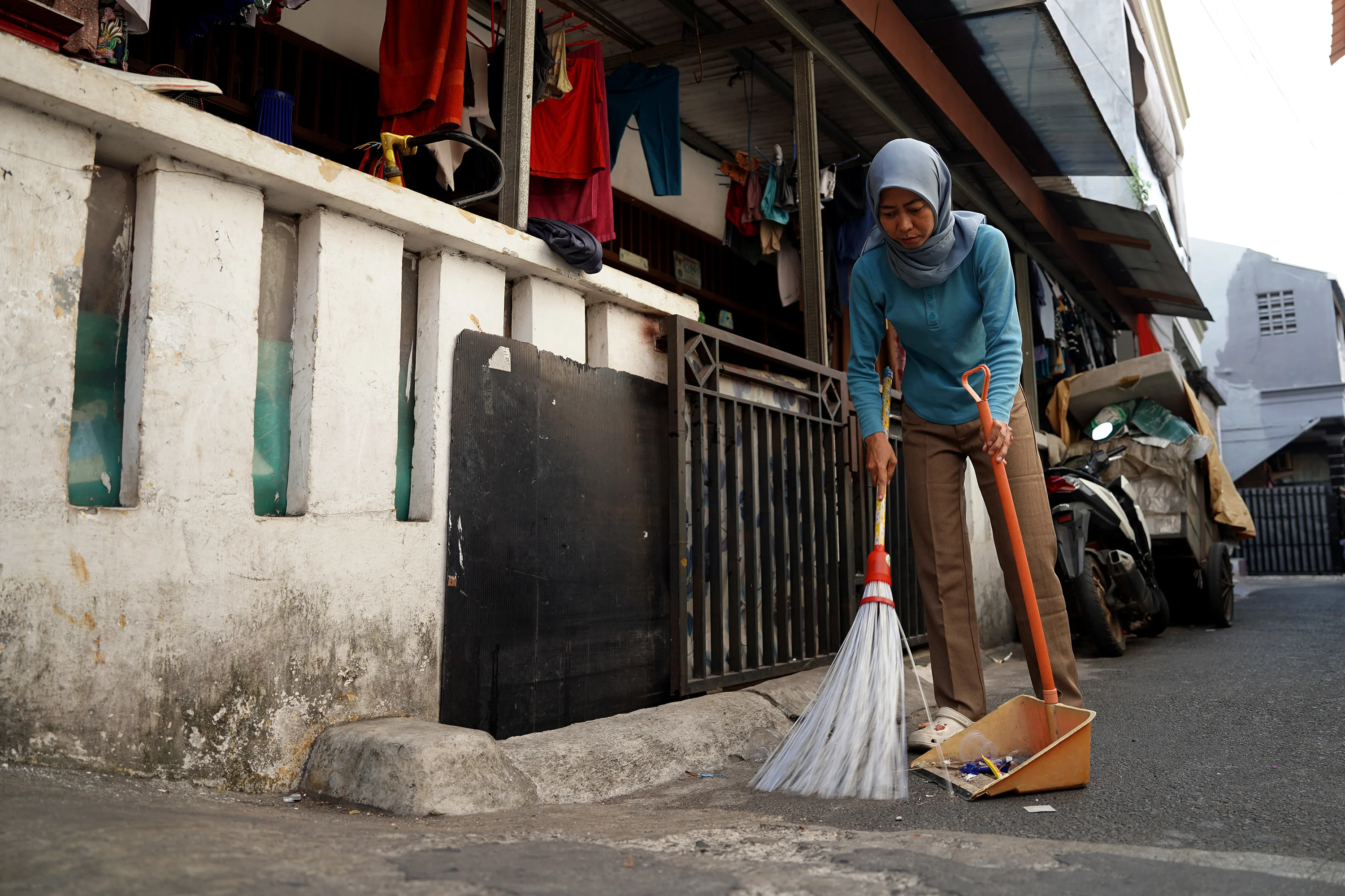 Foto 8: Warga Petukangan Utara Sulap Botol Plastik Jadi Sapu Bernilai Ekonomi