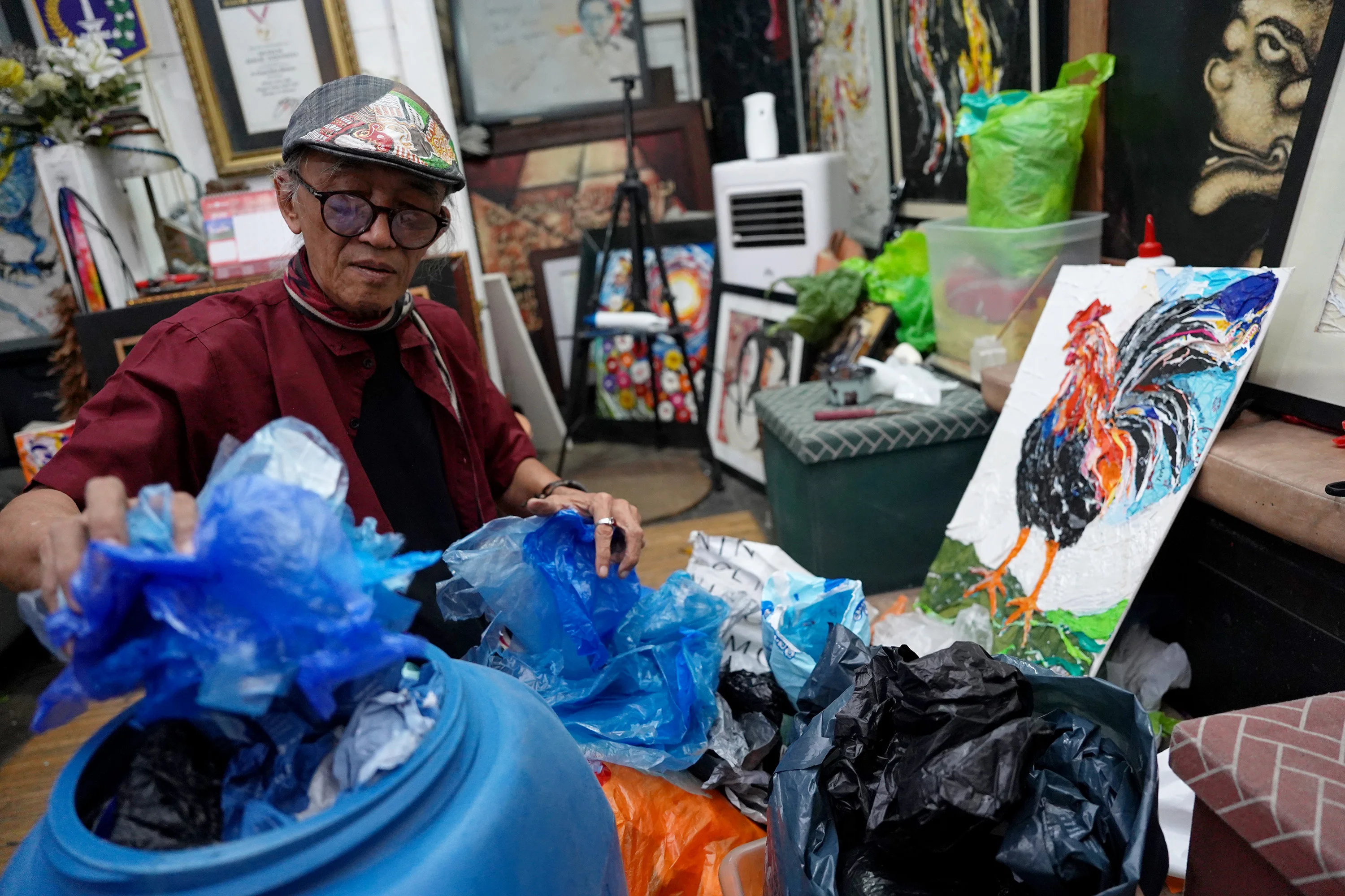 Foto 6: Lukisan dari Limbah Plastik Teguh Djoko Dwiyono Bernilai Puluhan Juta