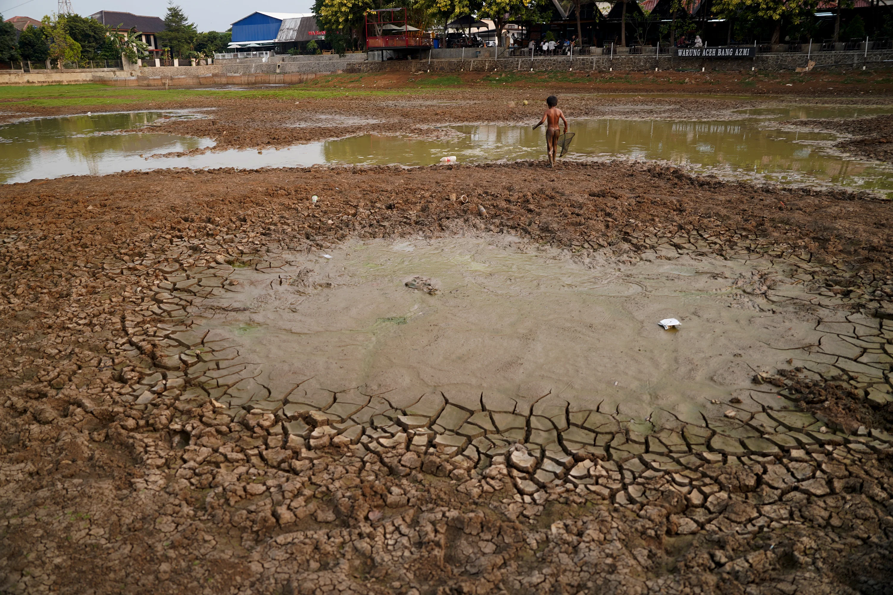 Foto 9: Danau Cinere Mengering di Tengah Kemarau Panjang