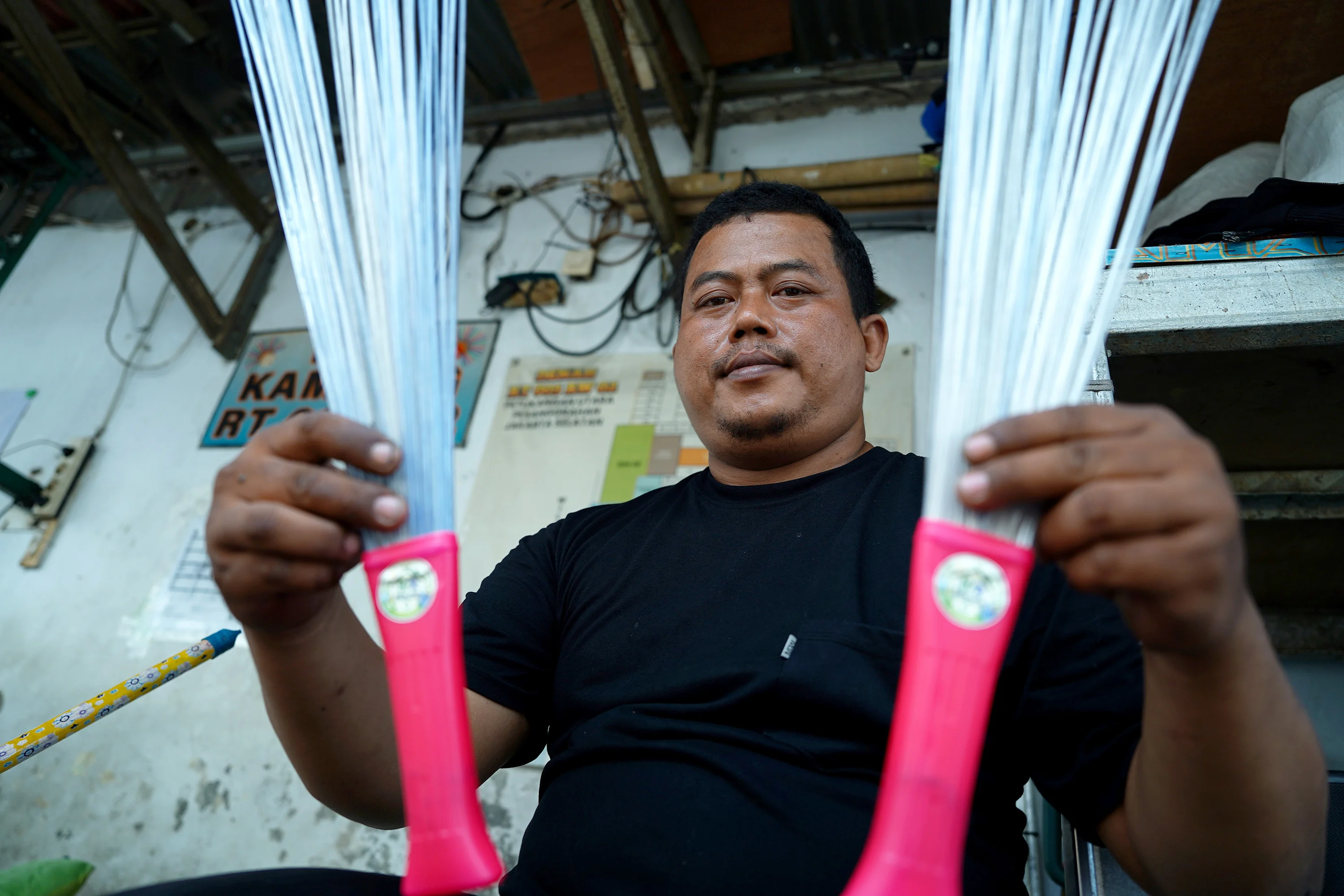 Foto 6: Warga Petukangan Utara Sulap Botol Plastik Jadi Sapu Bernilai Ekonomi