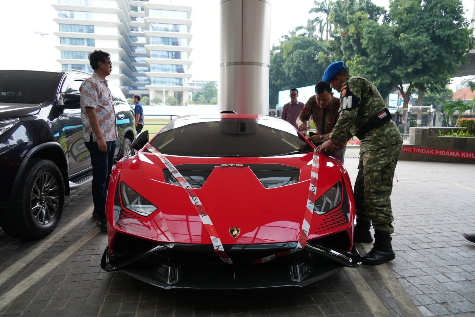 Sempat Disembunyikan di Gang, Lambo Milik Tersangka Korupsi Bauksit Disita Kejagung