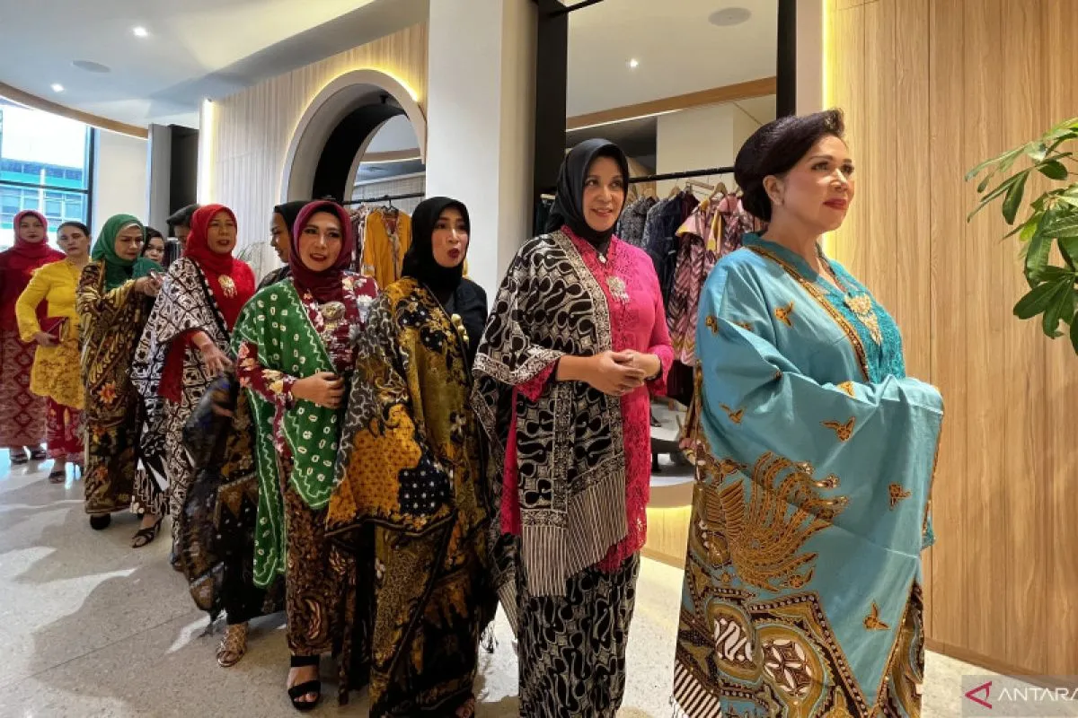 Menjelajahi Sejarah Kebaya: Dari Simbol Perlawanan hingga Identitas Modern