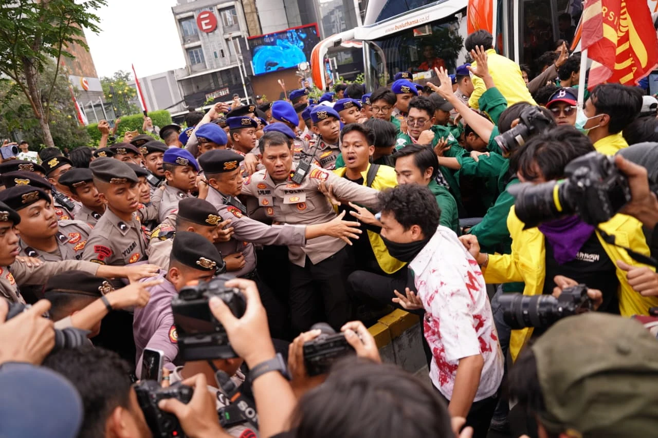 Polisi Amankan 21 Orang Bawa Flare dan Botol untuk Molotov Saat Demo Jakarta