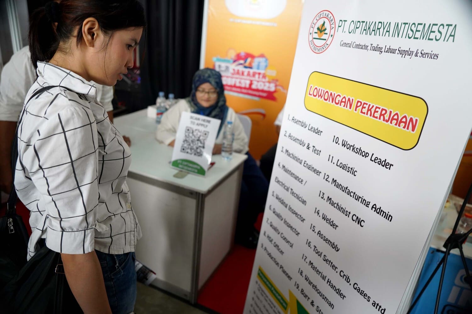 Masyarakat mencari lowongan pekerjaan