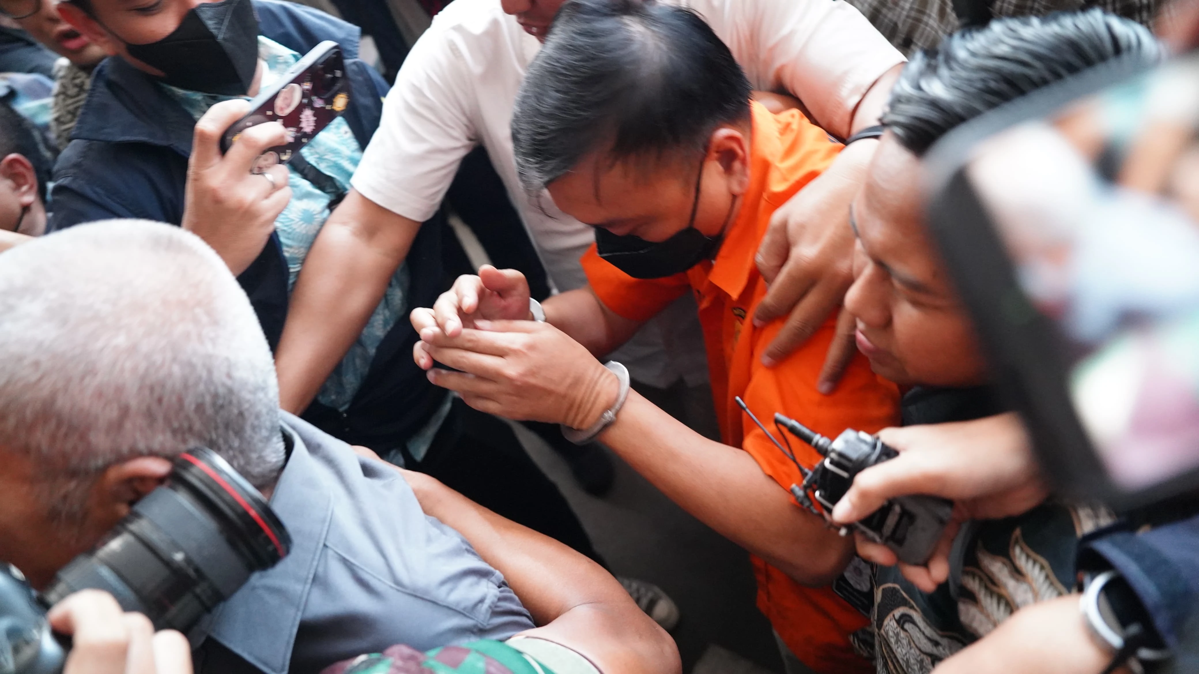 Bungkam Berompi Oranye dan Diborgol, Don Ritto Tiba di Kejagung