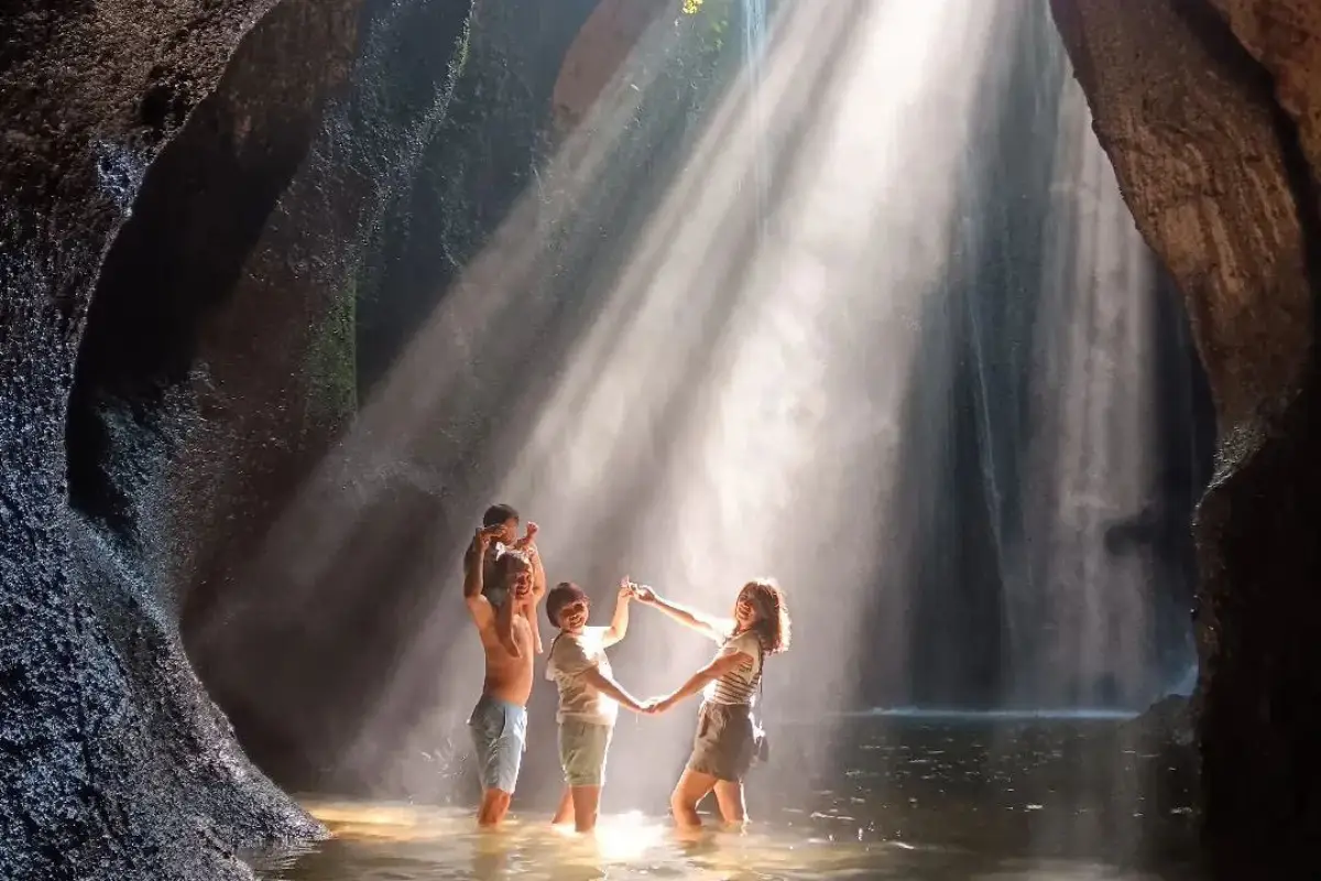 Air Terjun Tukad Cepung, Pesona Tersembunyi Bali yang Bikin Wisatawan Rela Antre