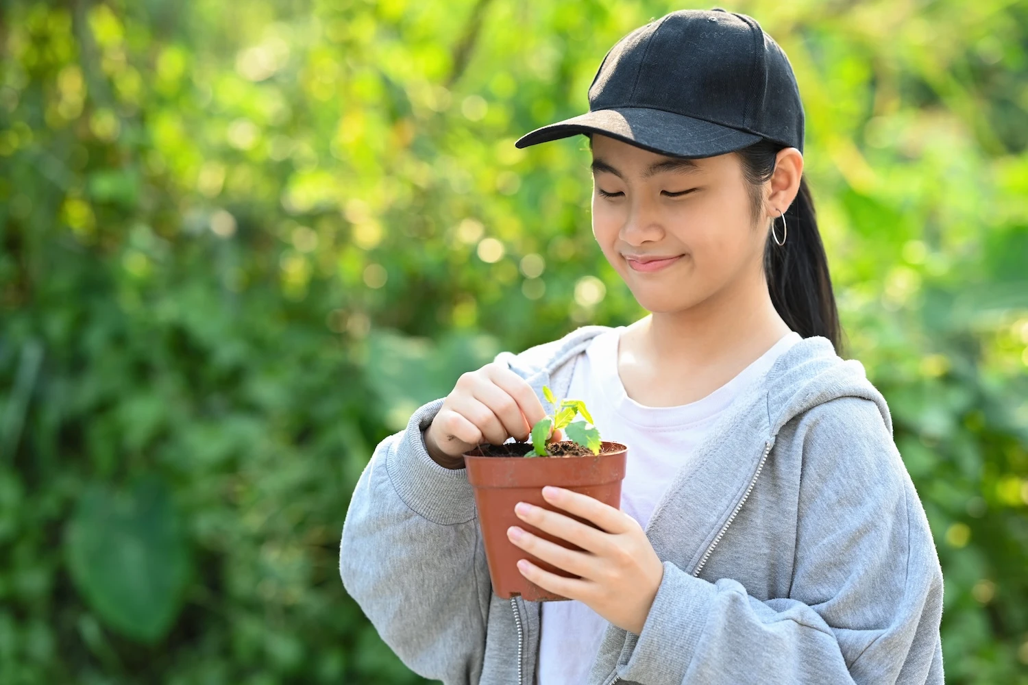 anak remaja sedang berkebun