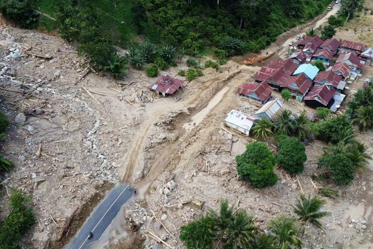 Hujan Lebat Picu Banjir dan Longsor di Sinjai, Akses Jalan Terputus