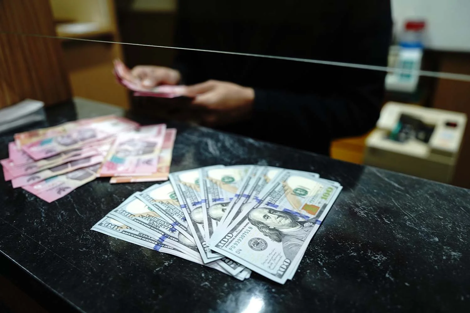 Rupiah Tertekan ke Rp18.187, Geopolitik Timur Tengah dan Data AS Jadi Pemicu