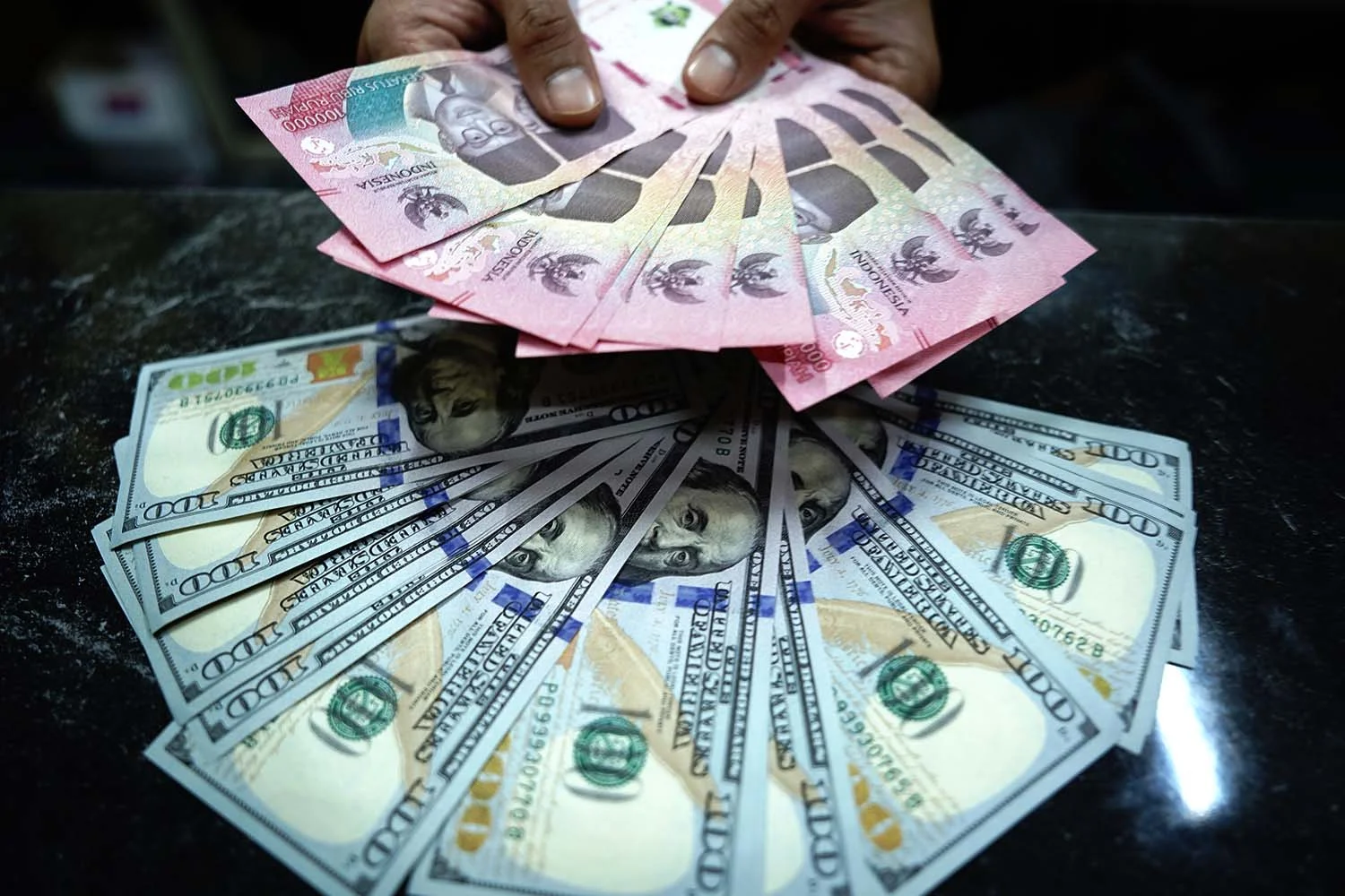 Rupiah Akhir Pekan Melemah Tipis ke Rp17.801, Dolar AS Menguat dan Sentimen Global Mendominasi