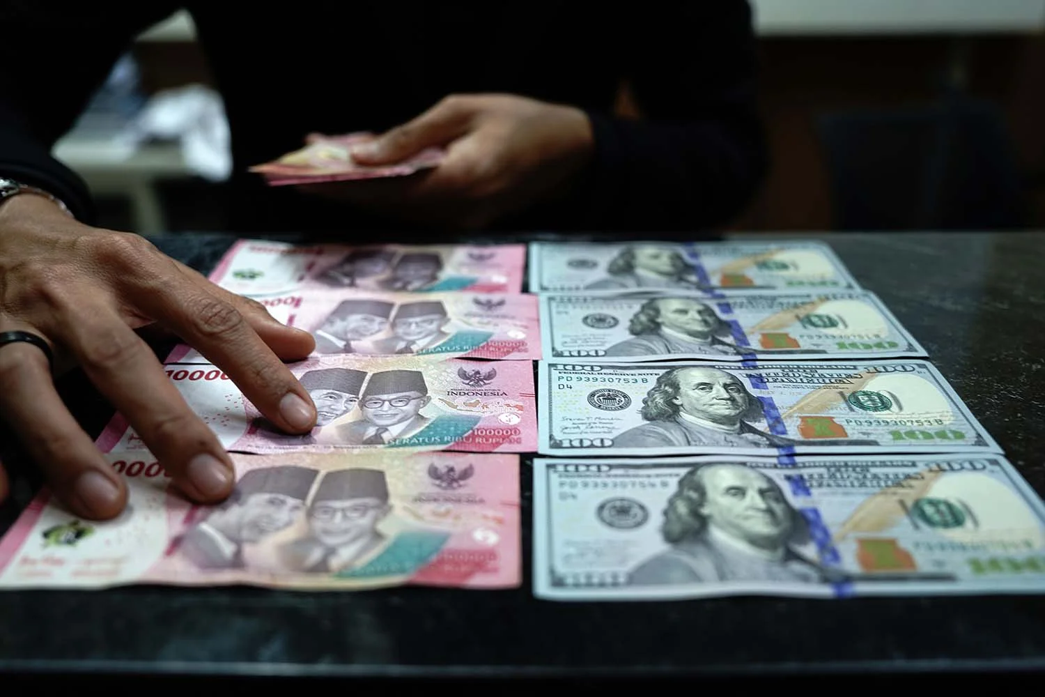 Rupiah Melemah ke Rp18.085 Usai Sinyal Hawkish The Fed