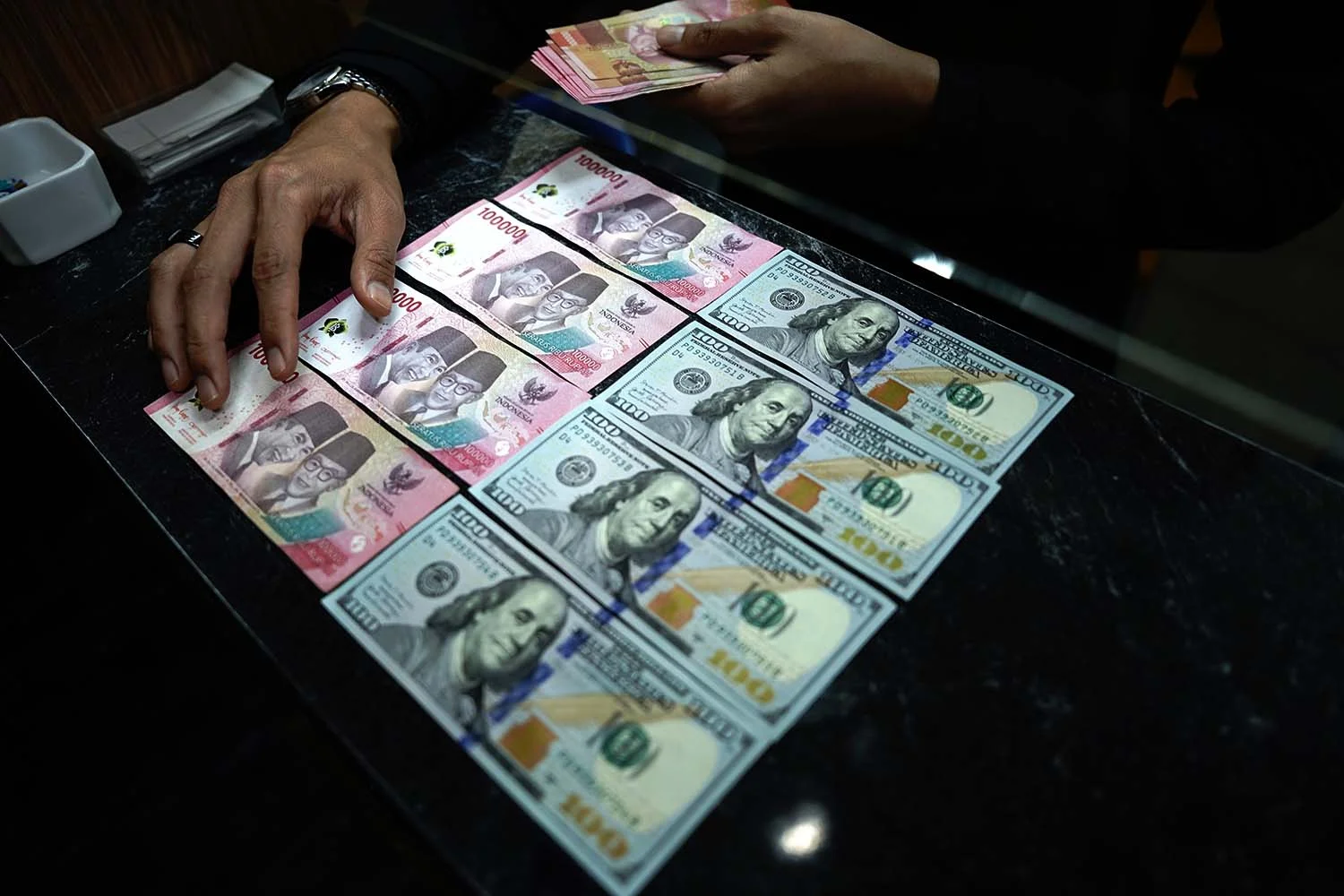 Rupiah Belum Aman, Josua Beberkan Tiga Prasyarat Agar BI Rate Efektif