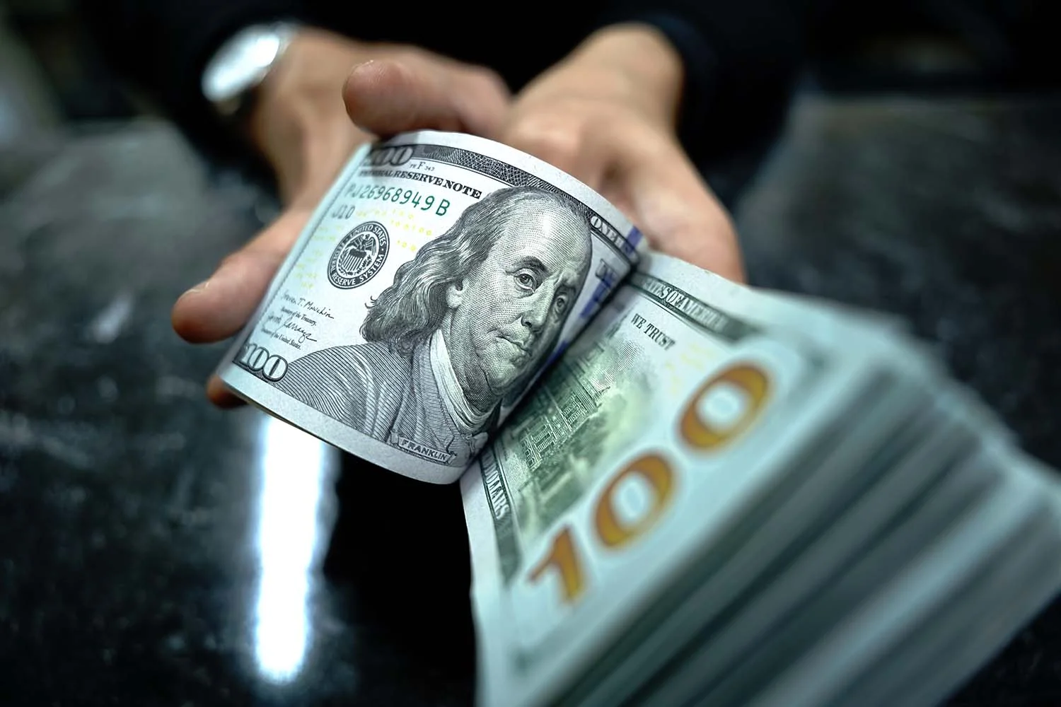 Dolar AS Menguat Usai The Fed Tahan Suku Bunga dan Iran Memanas