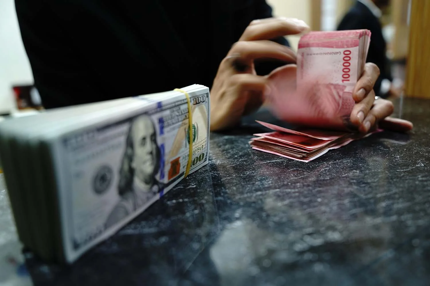 Rupiah Dibuka Menguat tapi Fluktuatif, Cermati Dua Data Ini
