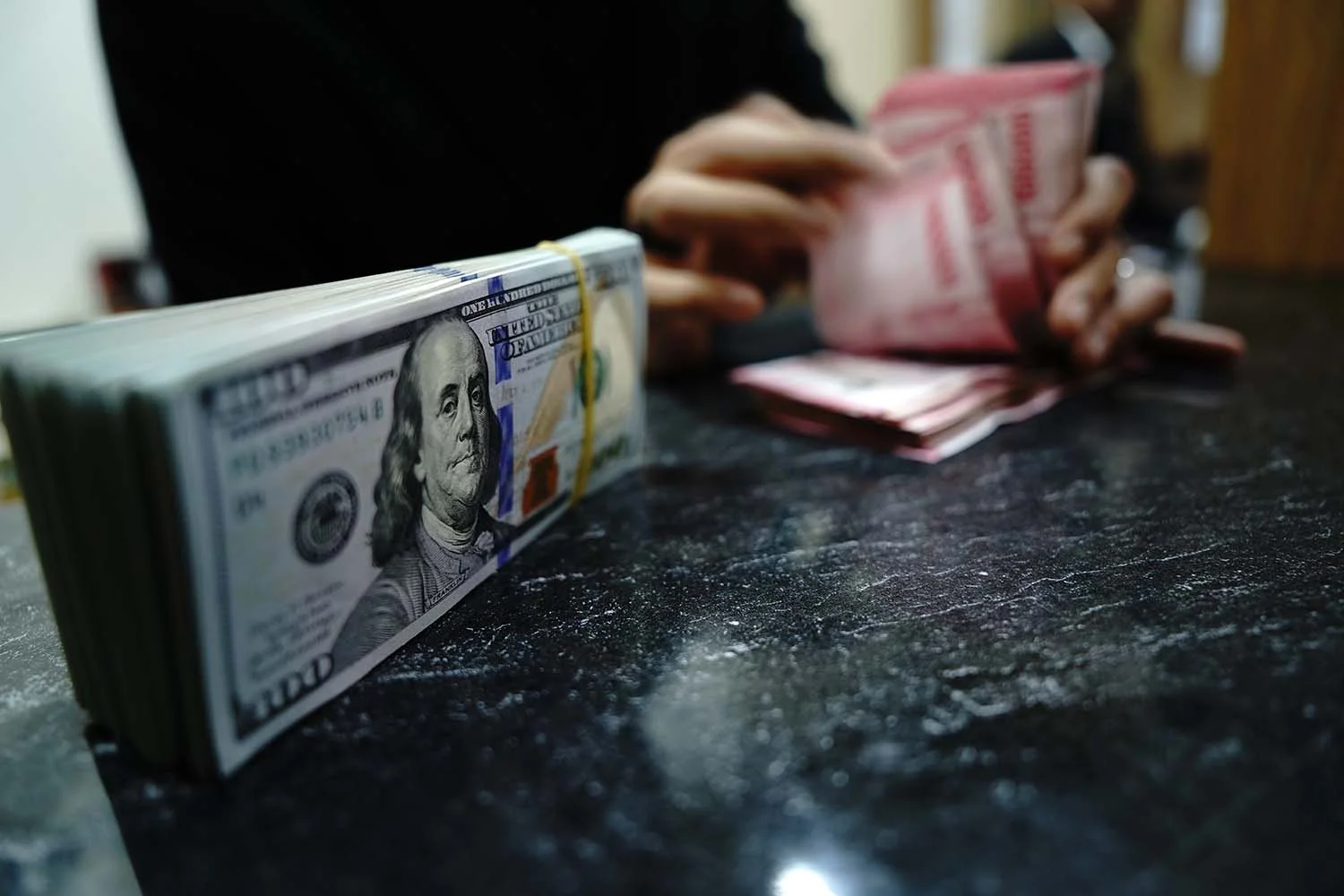 Rupiah Dibuka Melemah ke Rp18.069 per Dolar AS Hari Ini