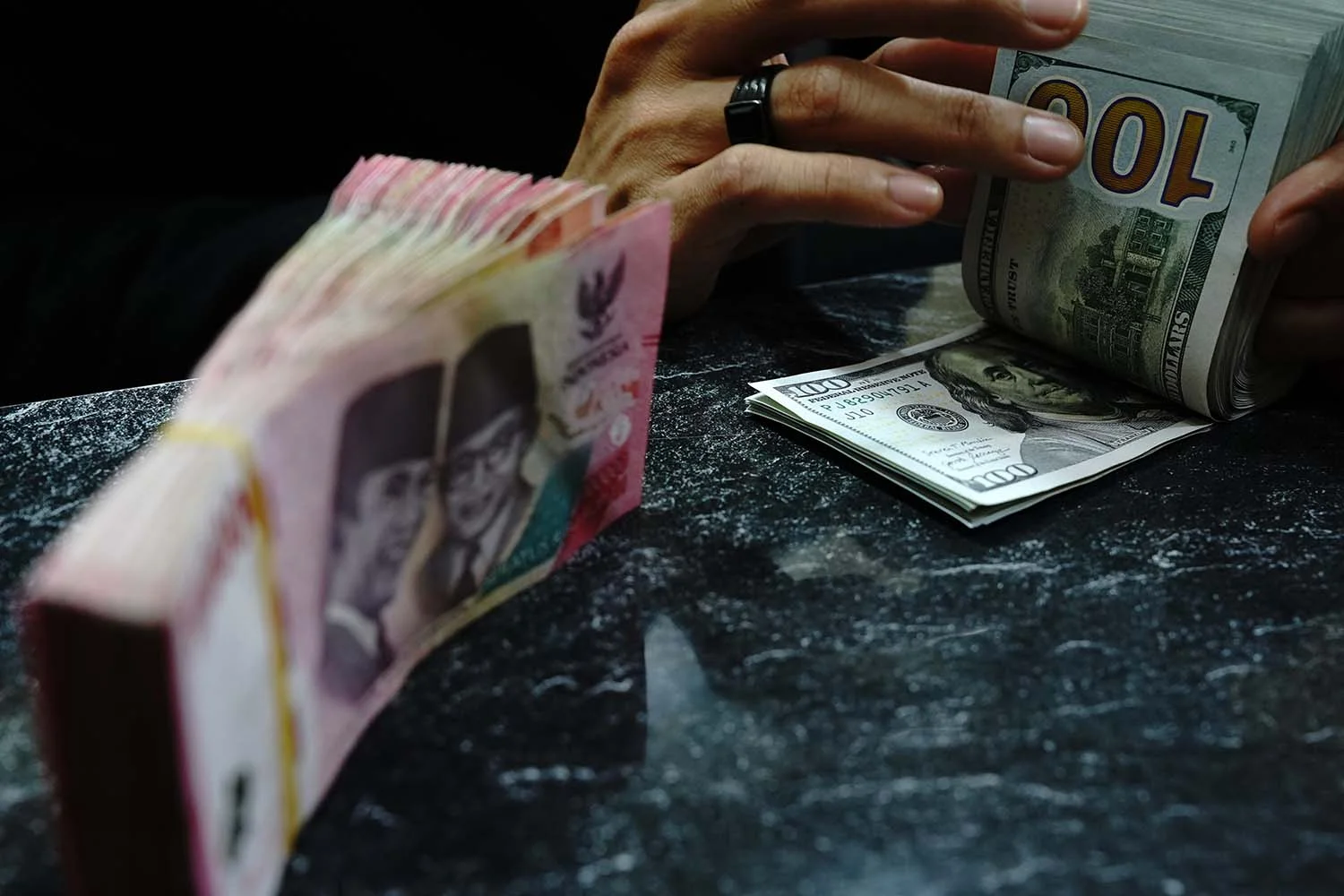 Rupiah Melemah Jelang Putusan RDG Bank Indonesia Sore Ini