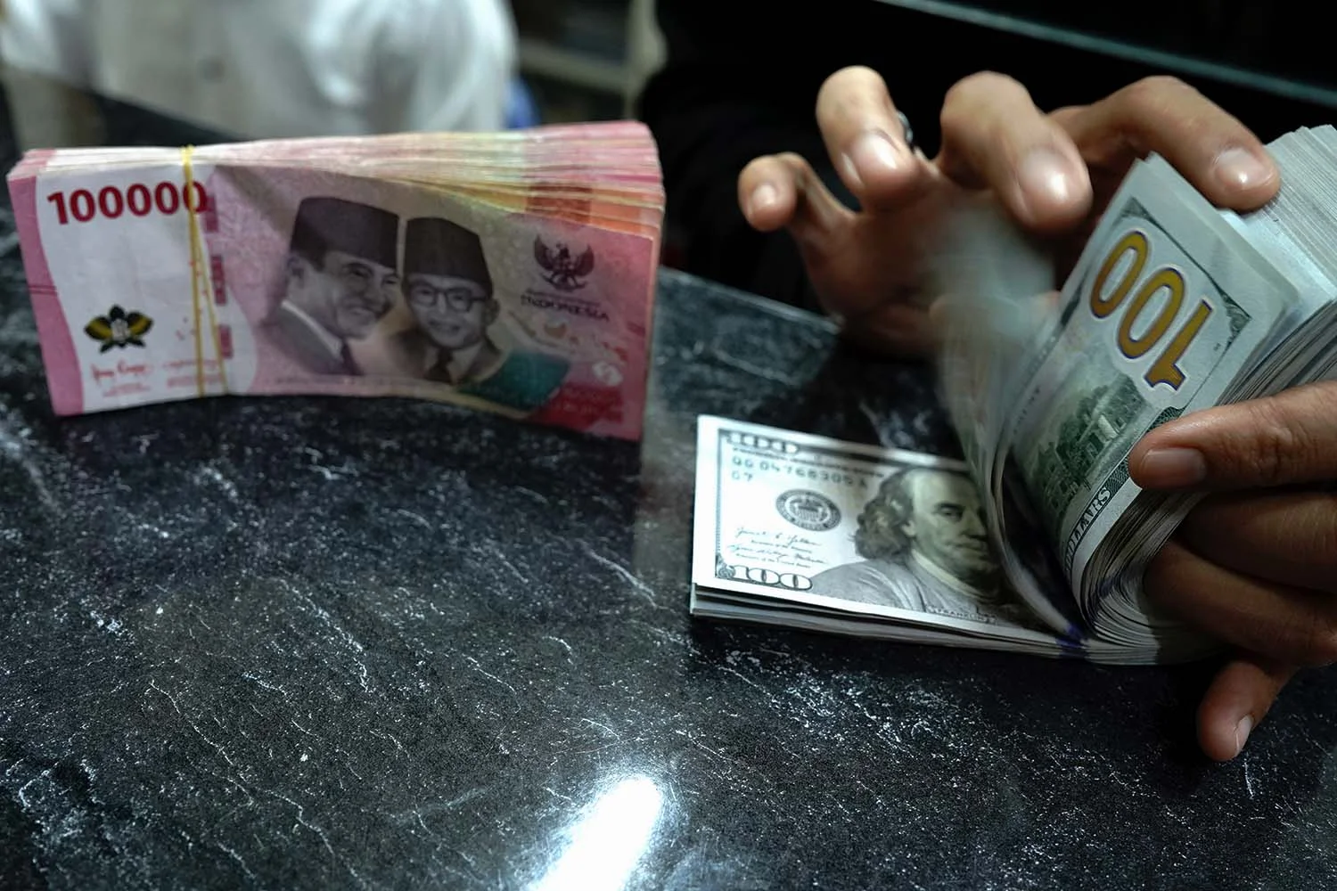 Rupiah Menguat Tipis ke Rp18.082, Ancaman Pelemahan Masih Ada