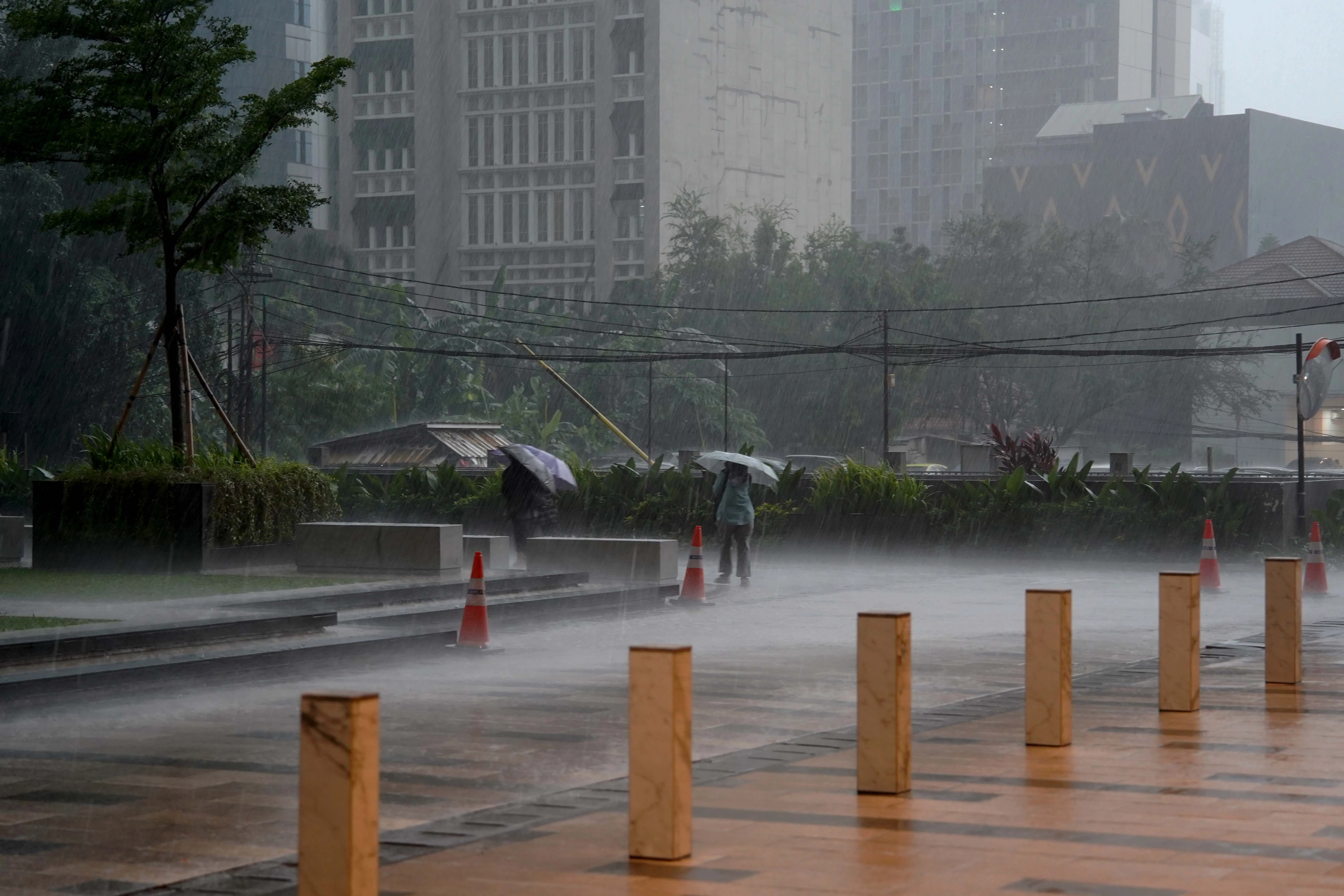 Cuaca Jakarta Hari Ini: Hujan Merata, Awan Tebal di Kepulauan Seribu