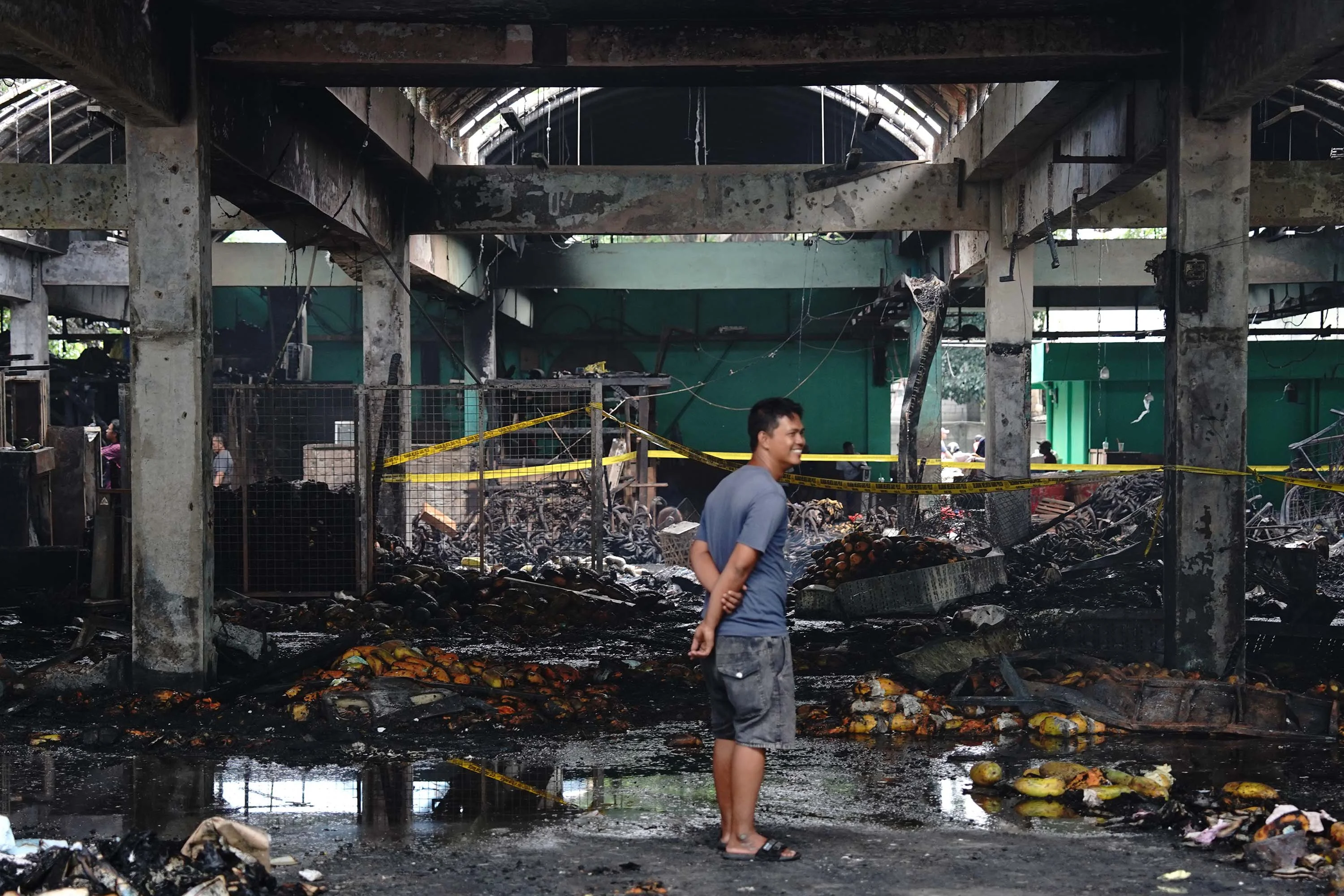kebakaran, pasar induk, kramat jati, jakarta timur, kios terbakar, api, asap, pemadaman, damkar, evakuasi, pedagang, distribusi pangan, kerugian, penyebab, pascakejadian, pascakebakaran