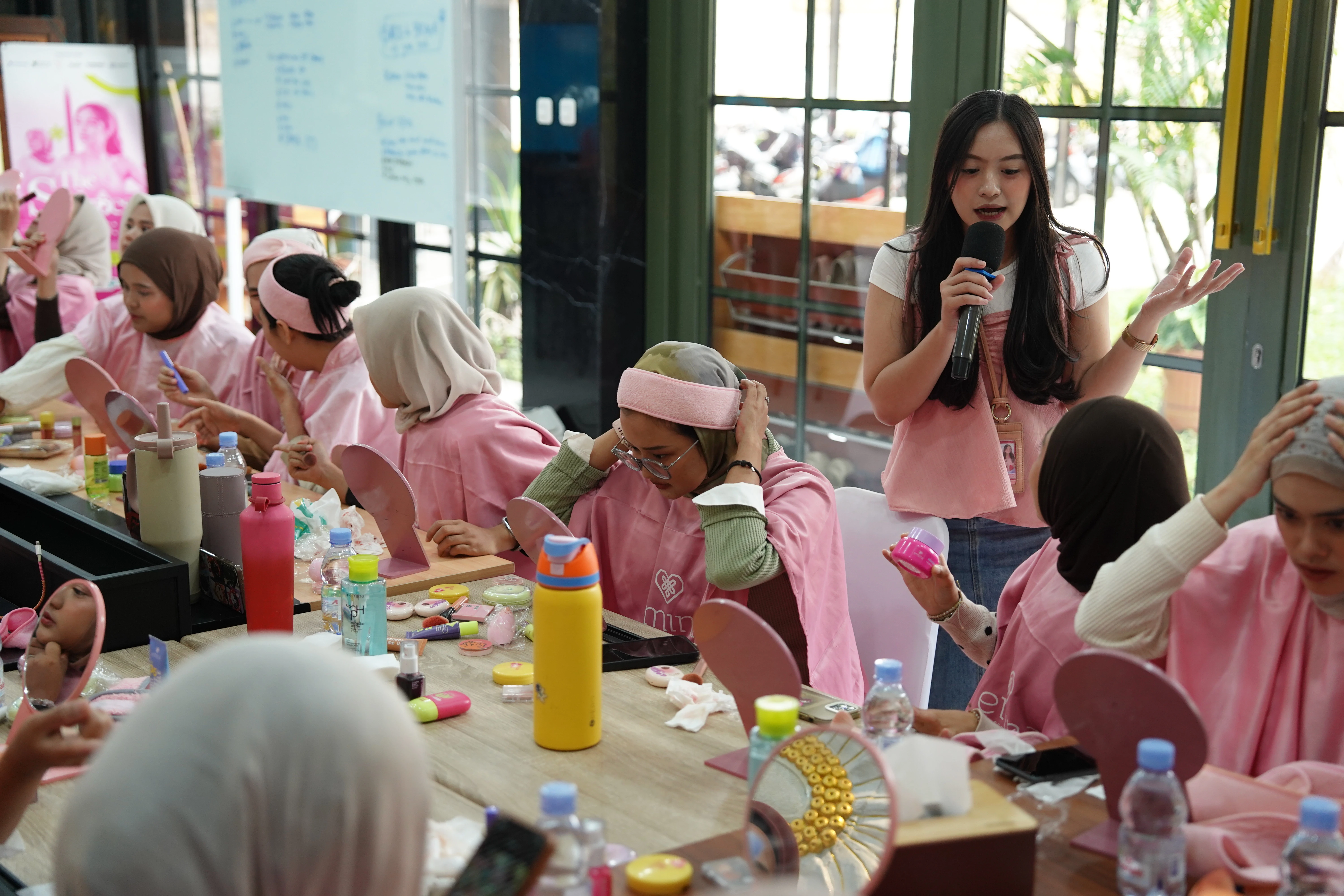 SHEroes x Emina Gelar “Bare to Brave”, Ajak Perempuan Lebih Percaya Diri dengan Makeup Natural