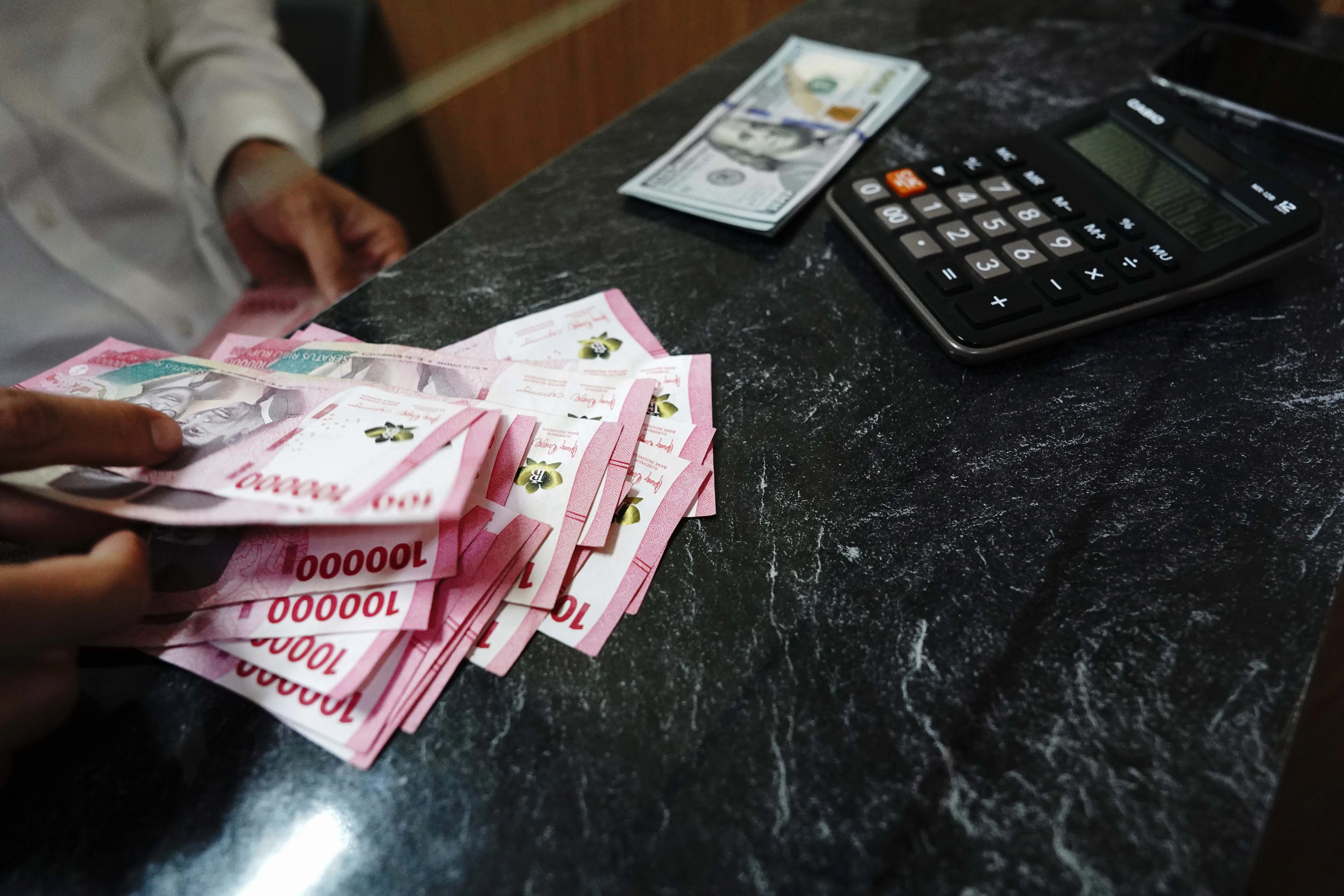 Rupiah Hari Ini Diprediksi Fluktuatif, Stabil di Rentang Rp16.750–Rp16.900
