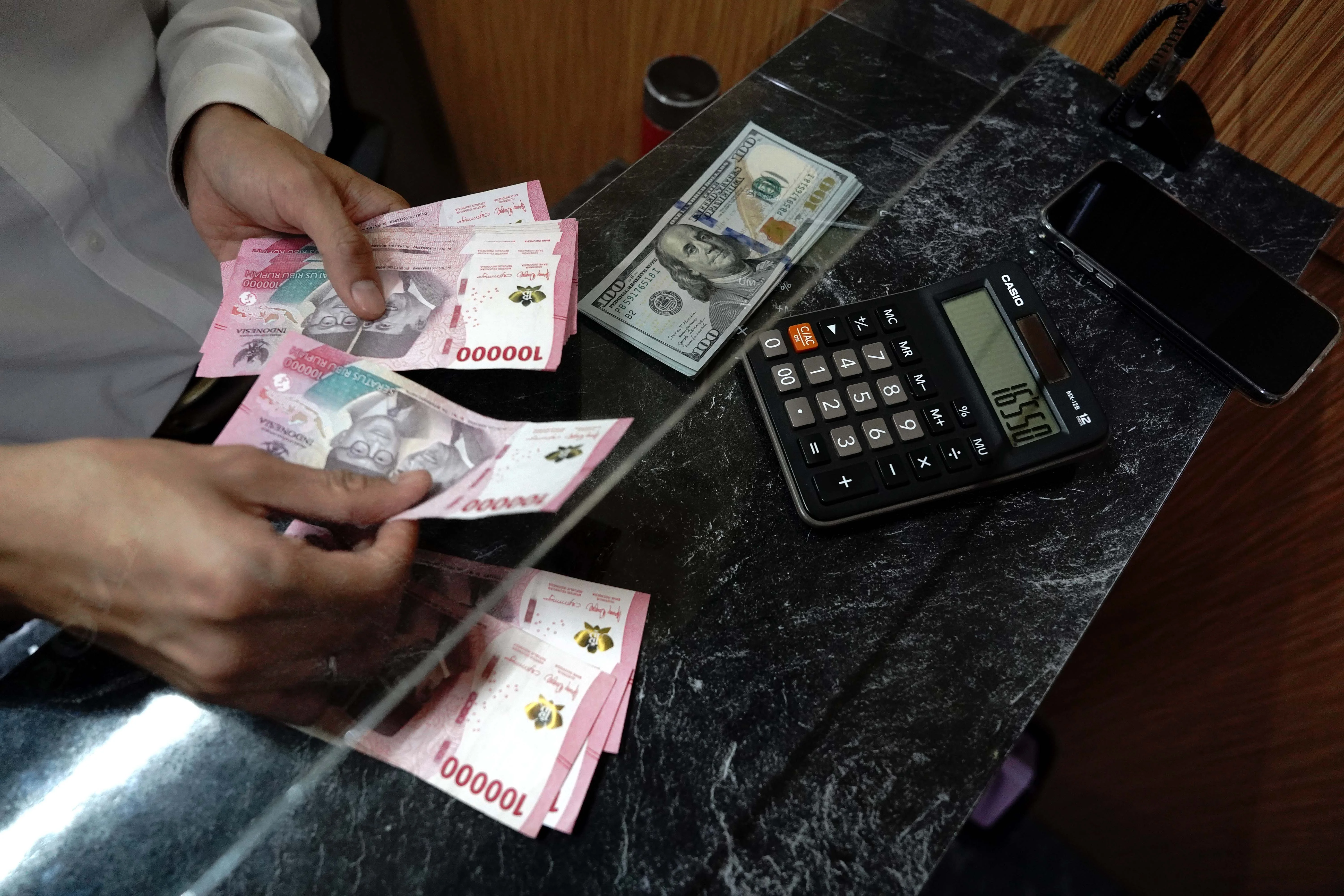 Rupiah Akhir Tahun Menguat ke Level Rp16.680 per US$