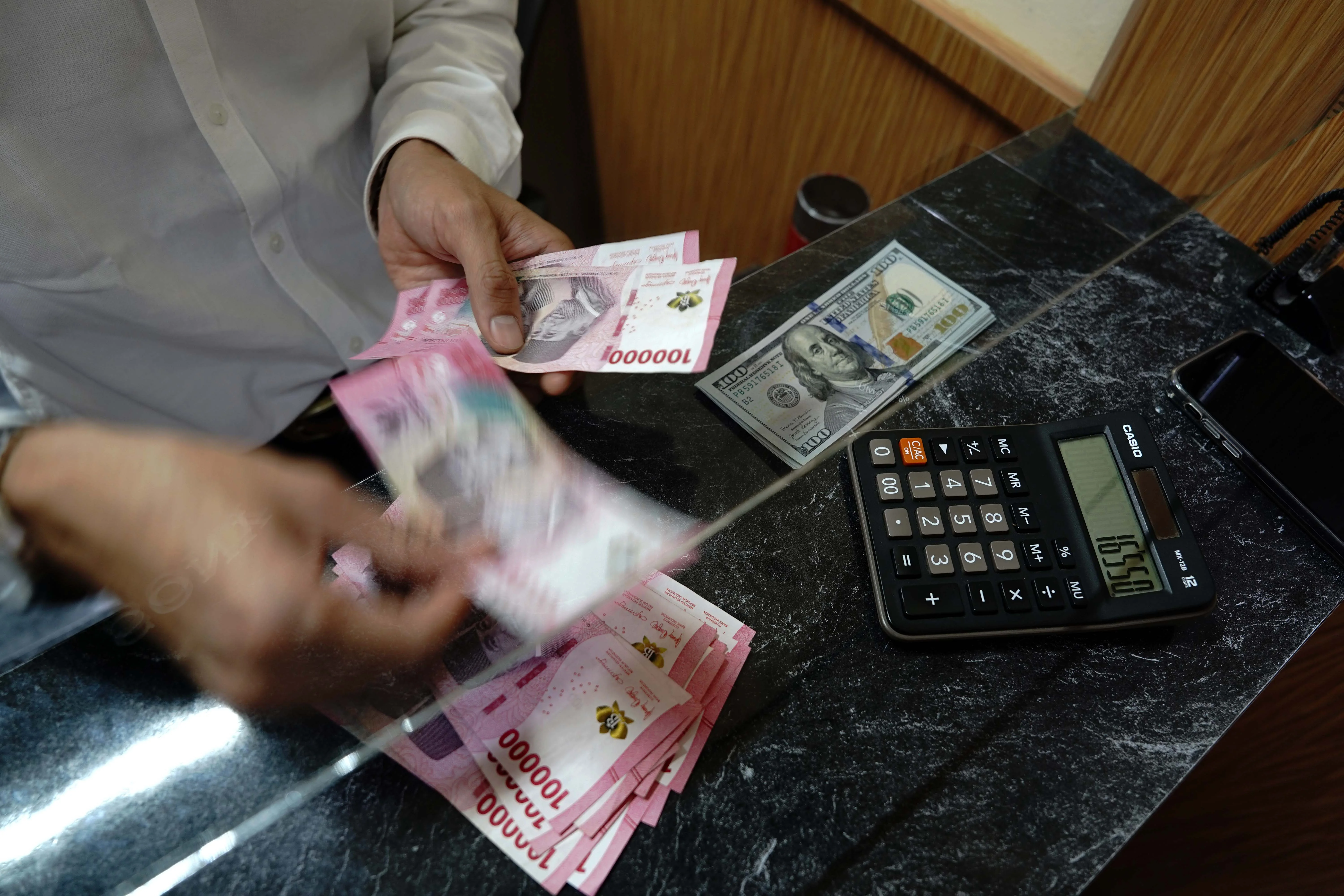 Rupiah Hari Ini Menguat ke Rp16.768, Analis Ingatkan Risiko Utang & Geopolitik