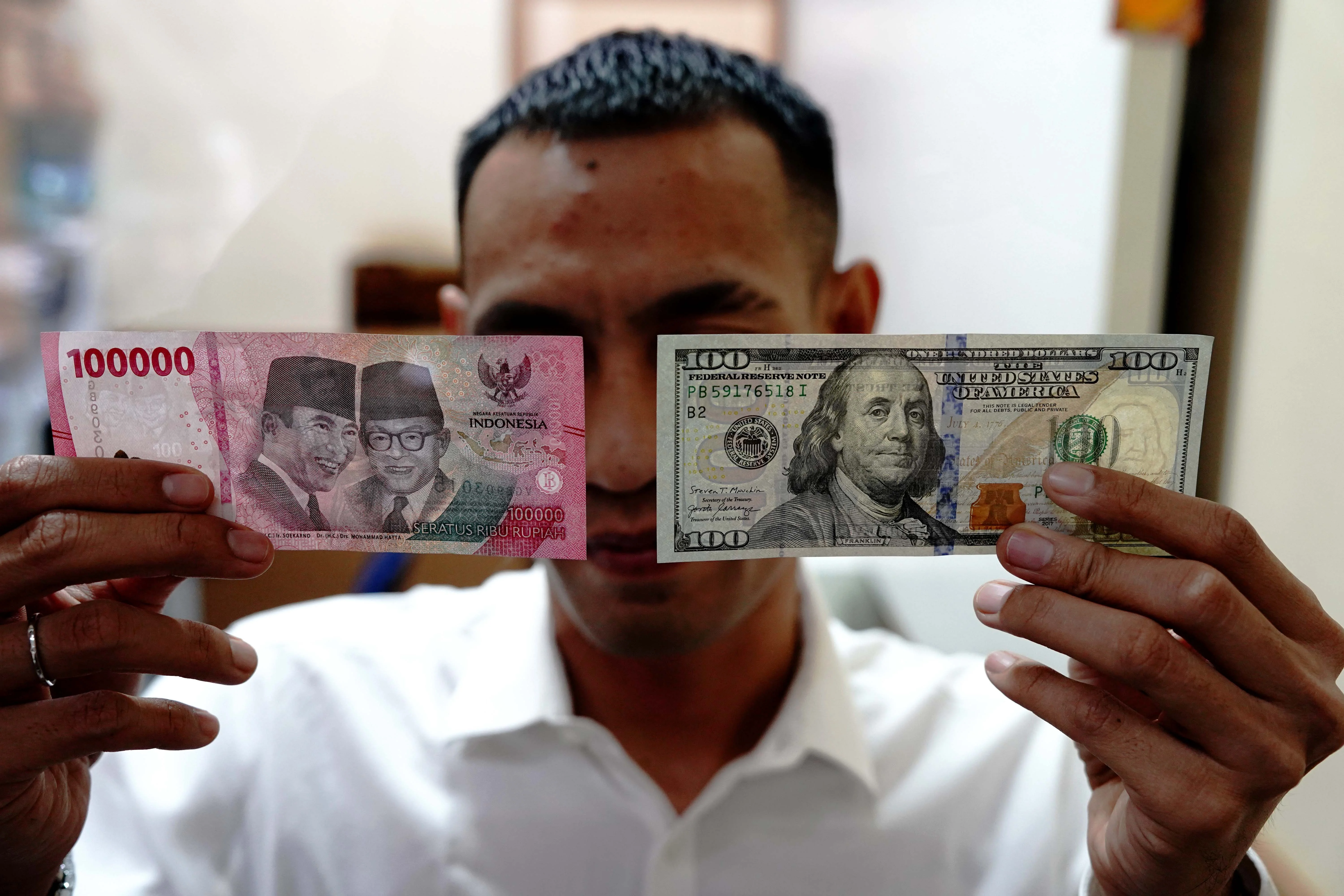Rupiah Menguat Tipis ke Rp17.073, Pasar Awasi Timur Tengah dan The Fed