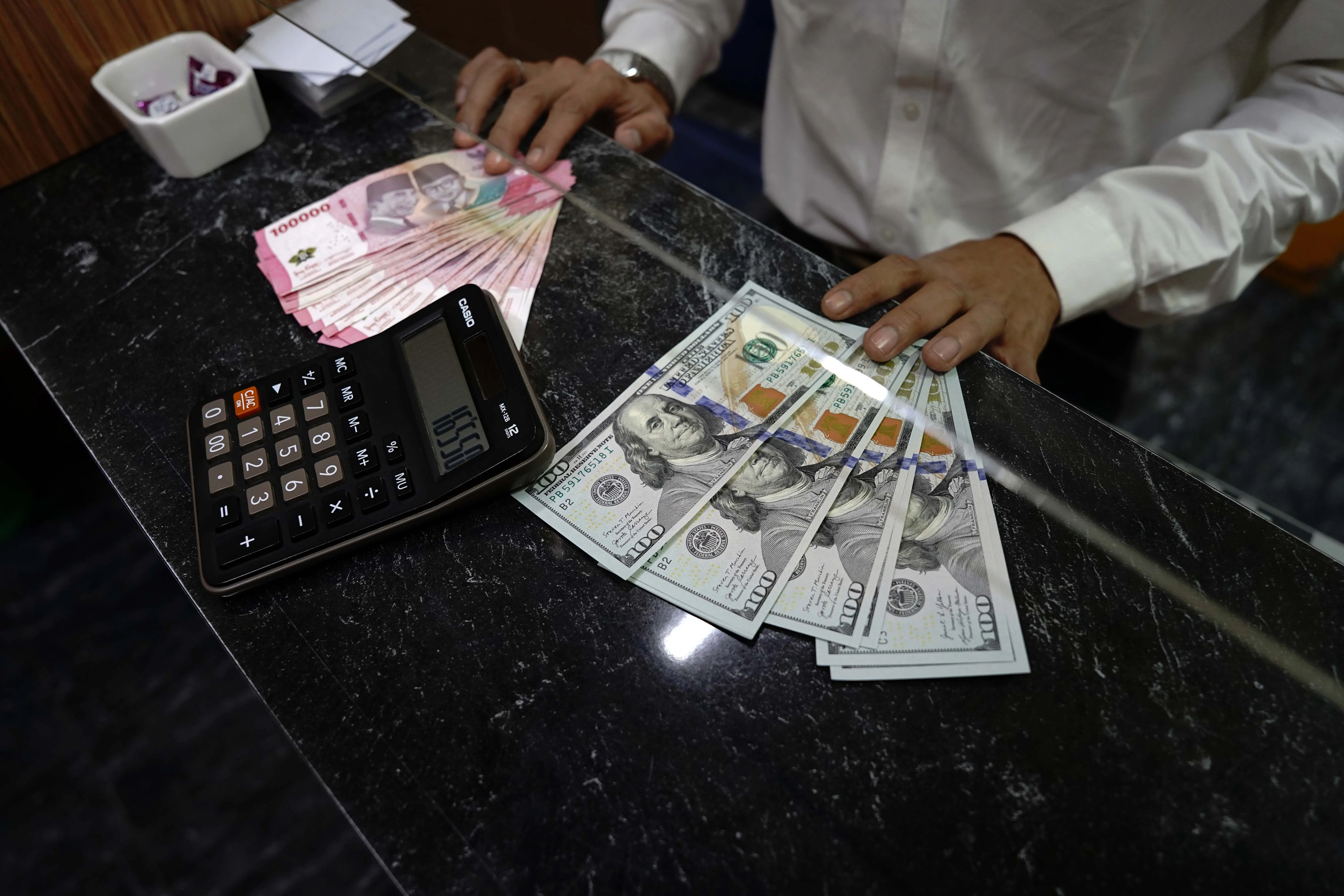 Tekanan Global Menguat, Rupiah Hari Ini Ditutup Melemah ke Rp16.725
