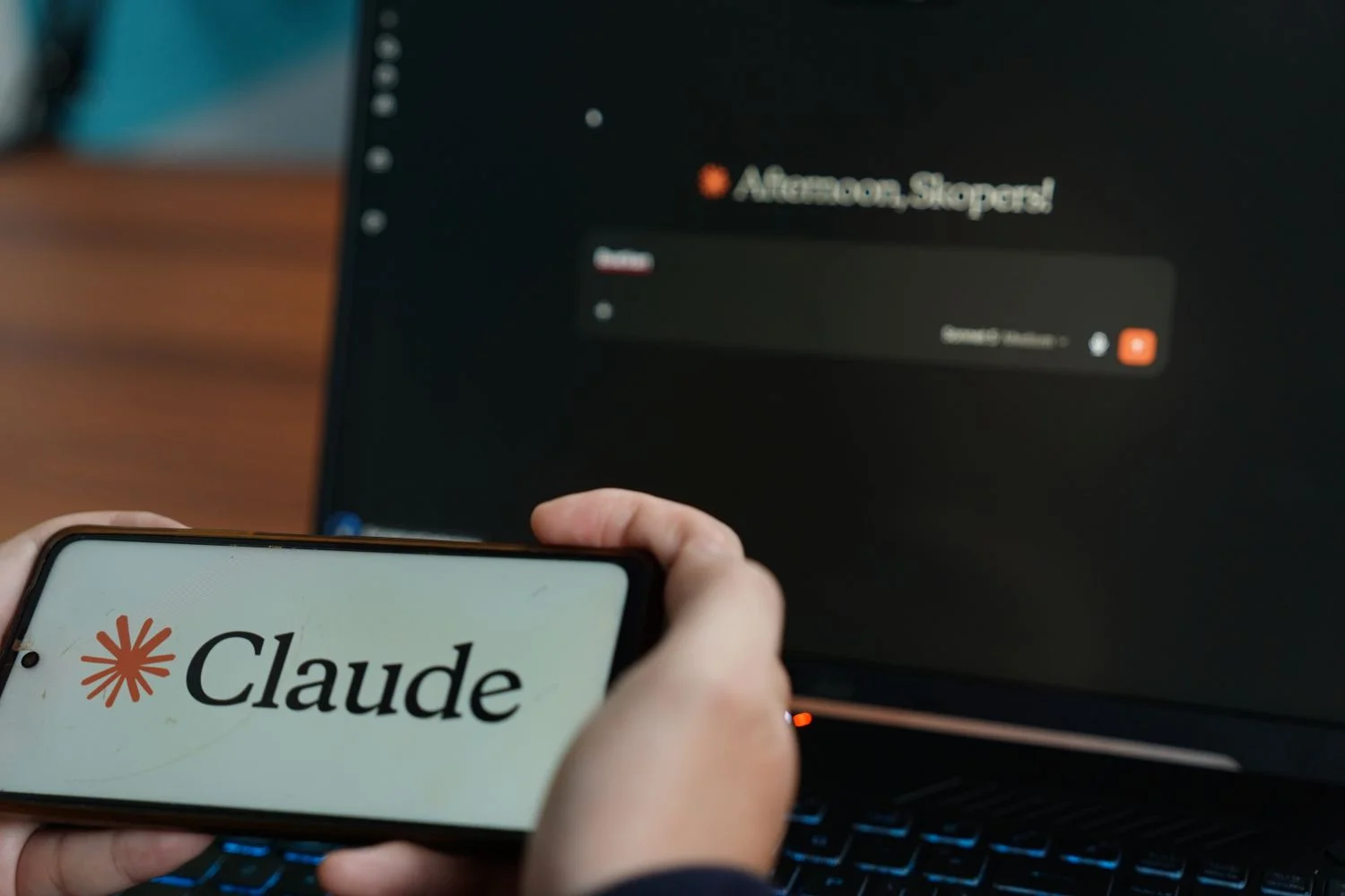 Claude, kecerdasan buatan, artificial intelligence, AI, AI generatif, layanan AI, penggunaan Claude, akses Claude, teknologi digital, transformasi digital, digitalisasi, pengguna internet, warga, laptop