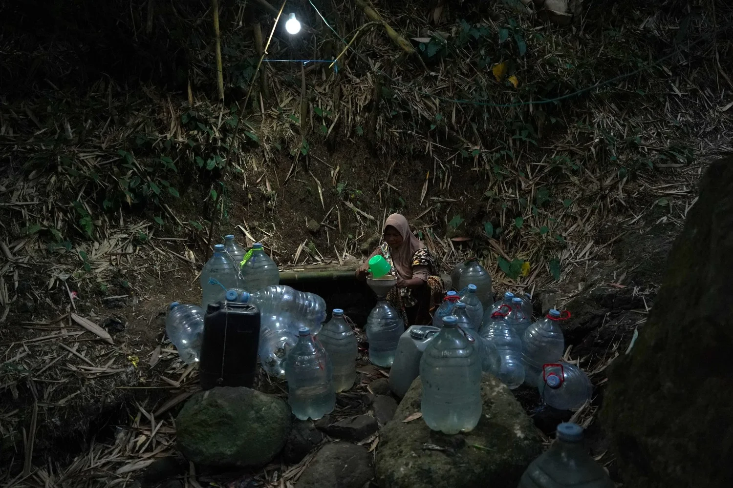Menjemput Air di Lereng Hutan: Rutinitas Panjang Warga Gunung Batu 2 di Tengah Kemarau