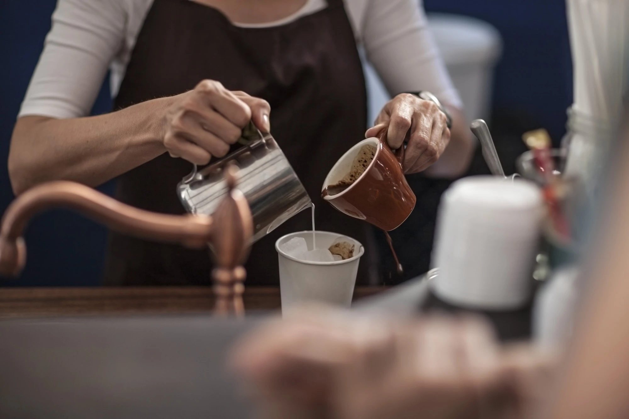 Survei Kopi Gen Z: Kopi Instan Berperasa Laris Manis, Ngopi Paling Asyik Pukul 6 Sore