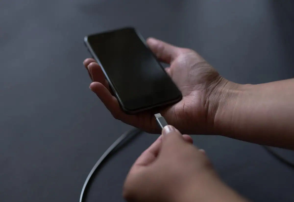 Waspada! Kebiasaan Lupa Cabut Charger HP Bisa Picu Kebakaran dan Boros Listrik