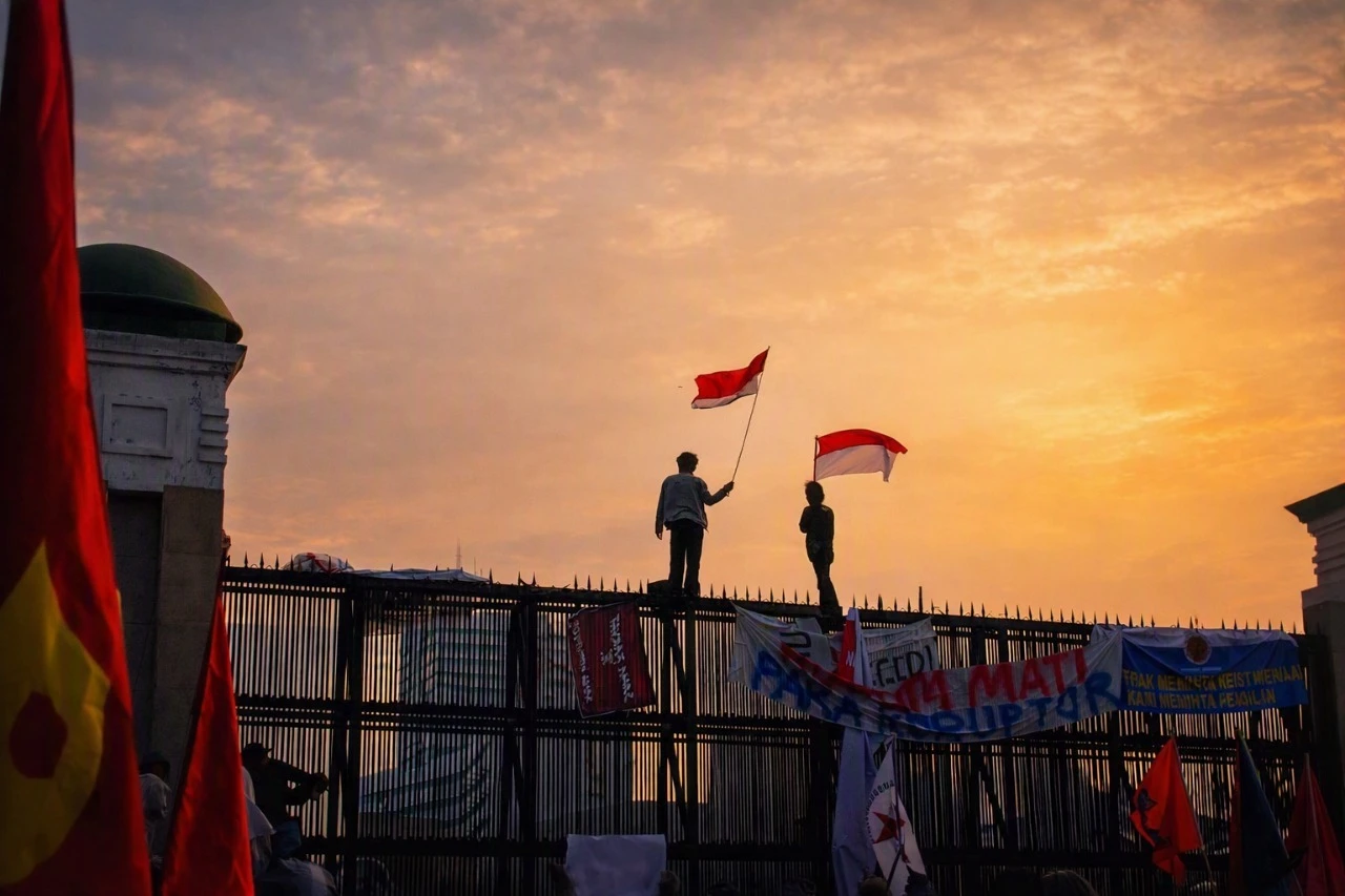 Aksi di Depan DPR Sempat Memanas, Mahasiswa Rusak Pagar dan Bakar Ban