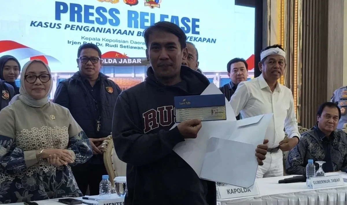 KDM Serahkan Hadiah Sayembara Rp250 Juta Kepada Keluarga Korban Penganiayaan