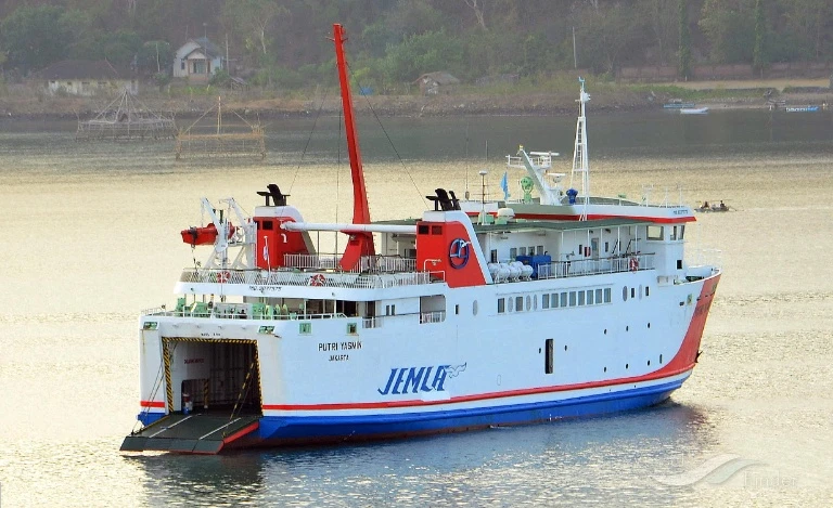 KMP Putri Yasmin Terbakar di Selat Lombok, Puluhan Penumpang Dievakuasi