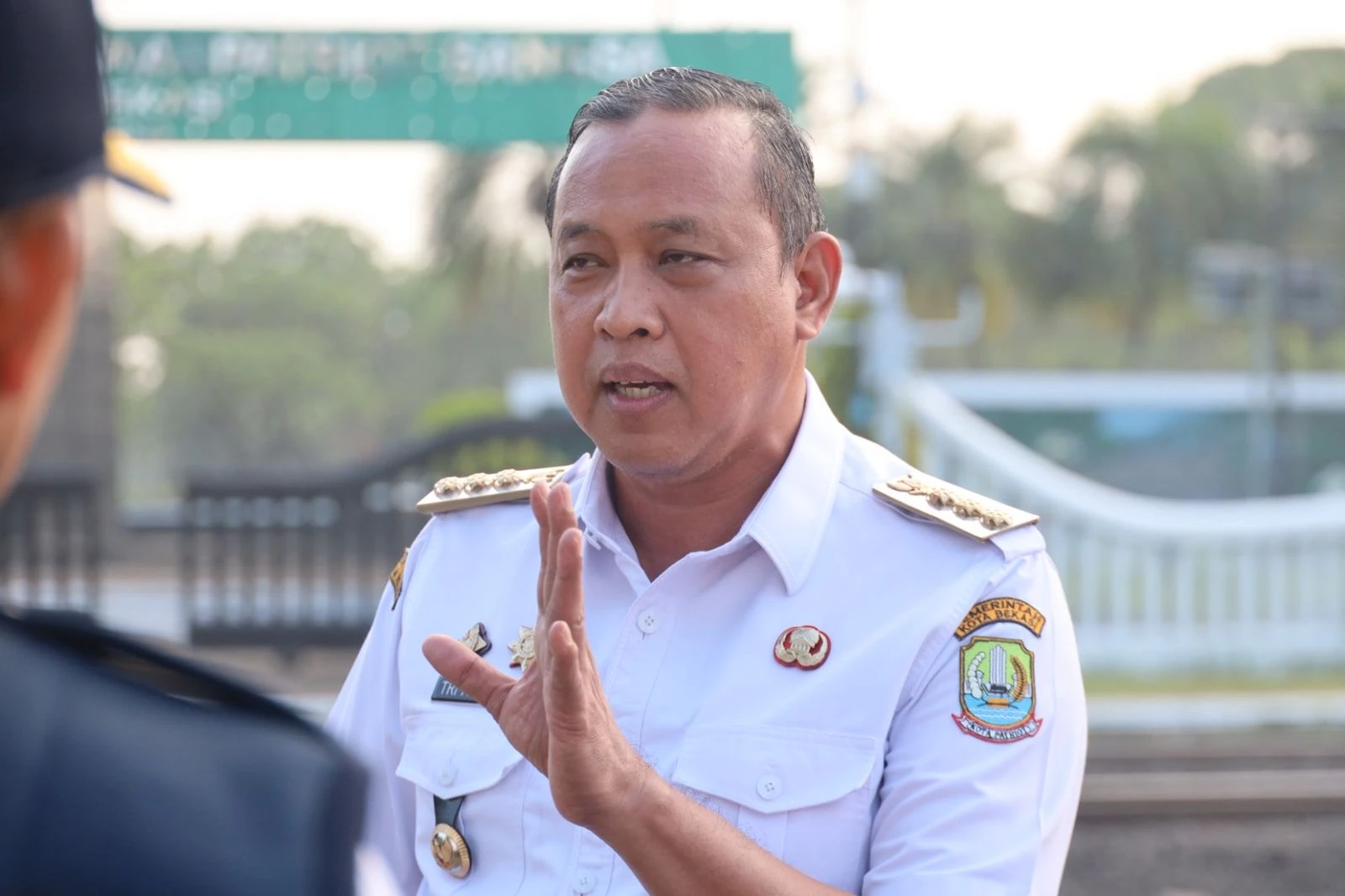 Tinjau Rel Ampera, Wali Kota Bekasi Akan Pasang Sensor Otomatis Kedatangan Kereta