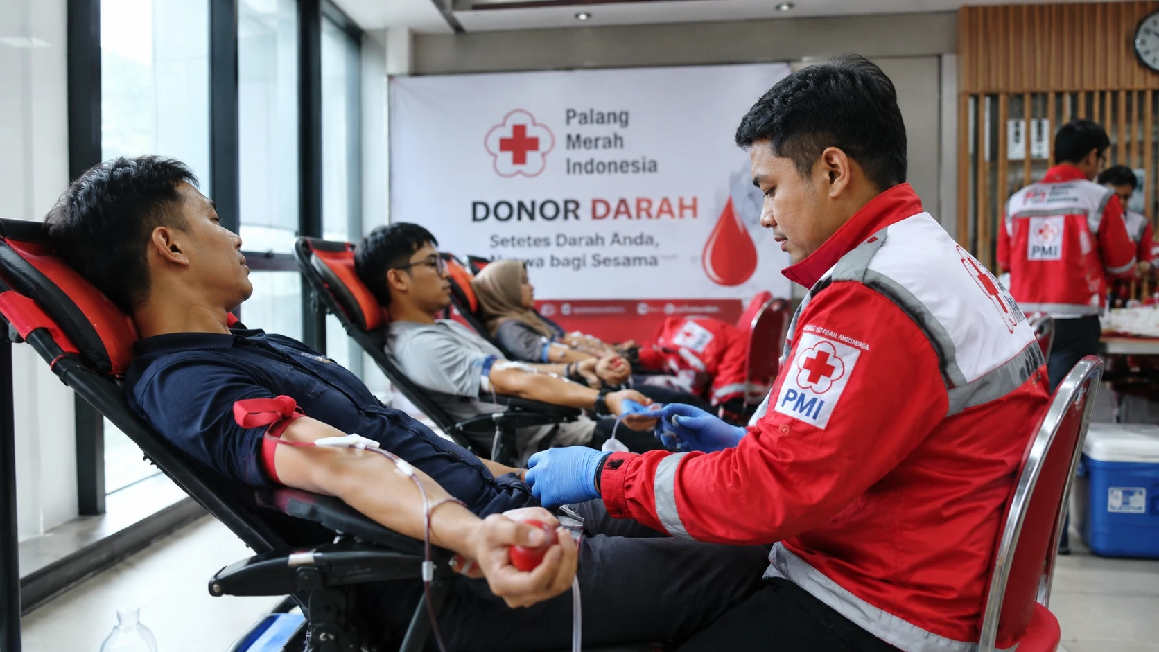 Hari Palang Merah Indonesia {PMI) sedang Donor Darah di Dalam Ruangan