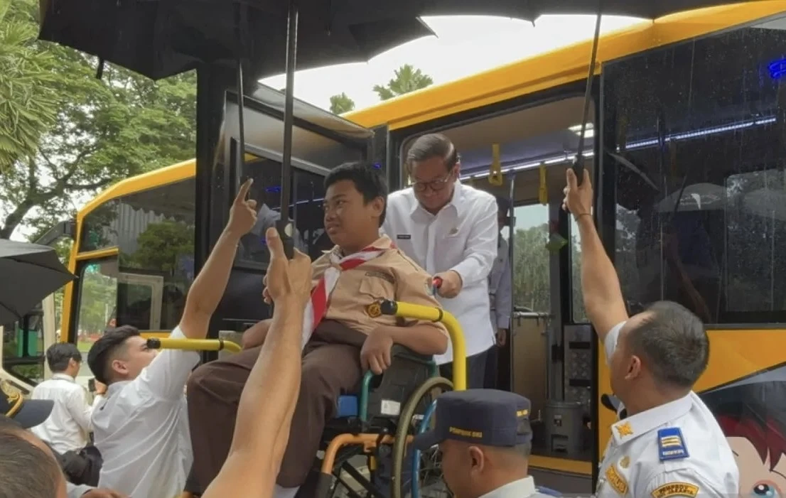 Dilengkapi Lift Khusus dan Pendamping, DKI Luncurkan 32 Bus Sekolah Gratis Khusus Disabilitas
