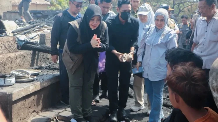 kebakaran desa adat Sade