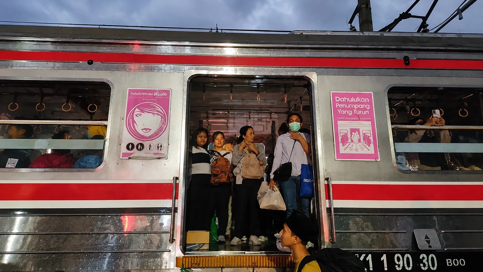 Kereta Duri–Tangerang Mogok di Perlintasan Rawa Buaya, Lalu Lintas Lumpuh