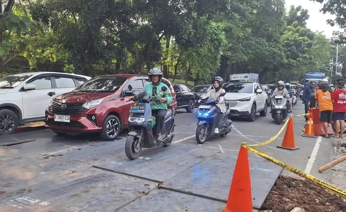 Redam Kemacetan Panjang, Jalan Lenteng Agung Dibuka Sementara