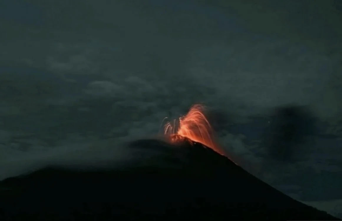 Gunung Ili Lewotolok di NTT Meletus, Lontarkan Api Pijar 300 Meter dari Puncak