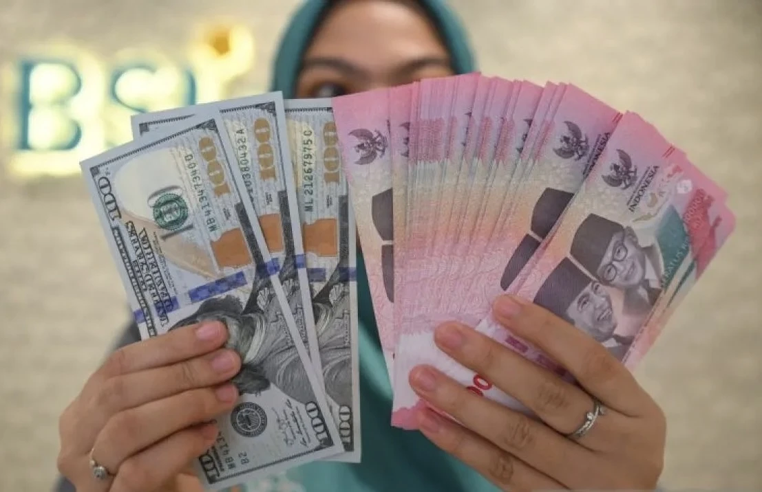 Rupiah Berpotensi Melemah ke Rp16.830, Sentimen The Fed dan Tarif AS Jadi Tekanan
