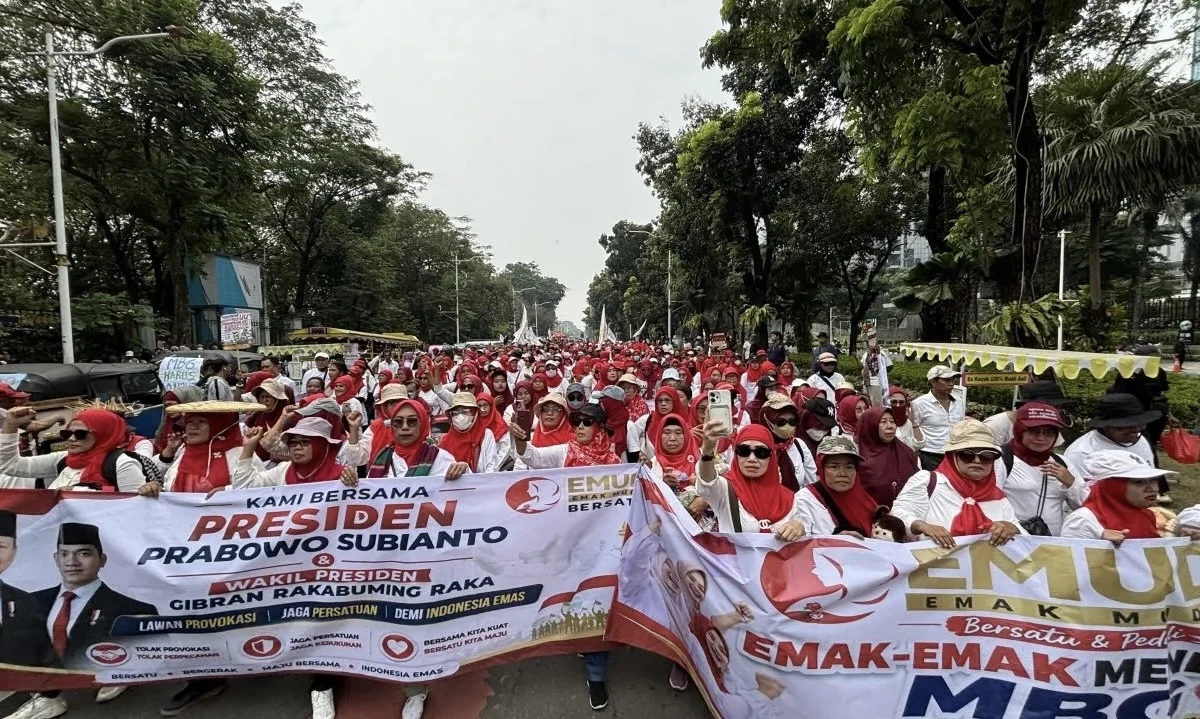 Bawa Panci dan Sayuran, Emak Muda Demo Dukung Program MBG