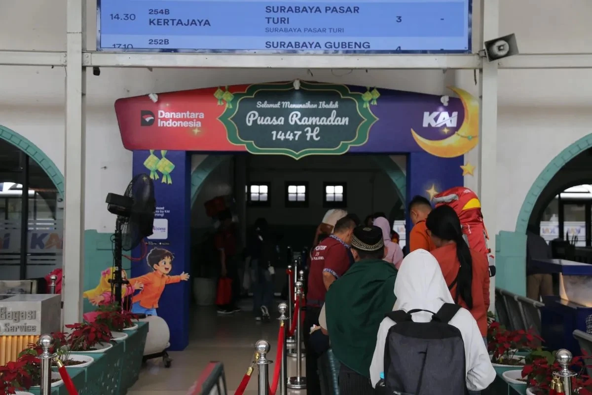 Penumpang kereta api. PT Kereta Api Indonesia (Persero) Daerah Operasi 1 Jakarta